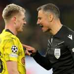 El jugador del Dortmund, Julian Ryerson, discute con el árbitro, Slavko Vincic, en el enfrentamiento de cuartos de final frente al Atlético Madrid en el Signal Iduna Park de Alemania. (Foto Prensa Libre: EFE)