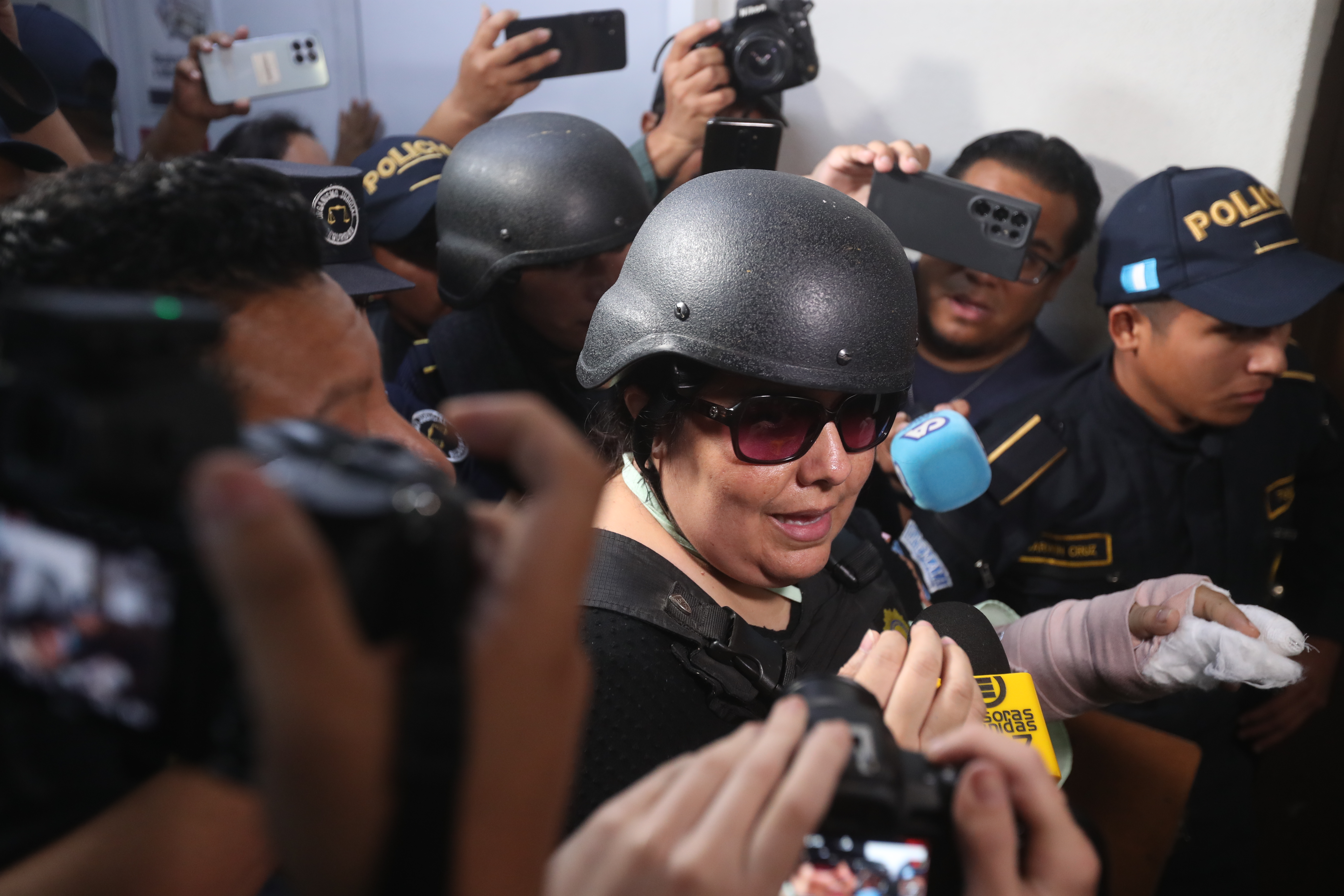 Miriam Reguero Sosa, fiscal del Ministerio Pblico al momento de llegar a Torre de Tribunales es enviada a prisin provisional a la crcel de Mariscal Zavala, tras la audiencia de motivos de detencin en el juzgado de turno de instancia penal.  


Foto Prensa libre.Erick Avila:  11/04/2024