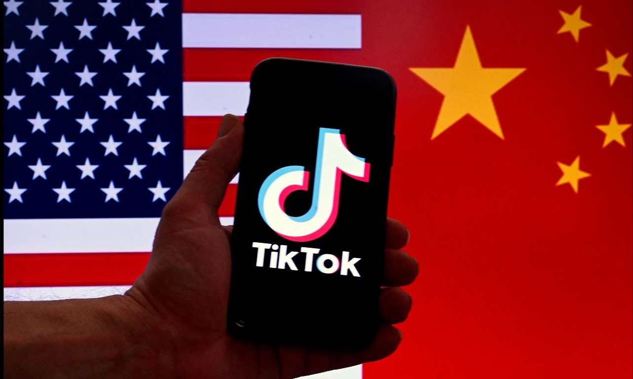 Políticos creen que la empresa matriz de TikTok le comparte datos sensibles de usuarios a China. (Foto Prensa Libre: EFE)