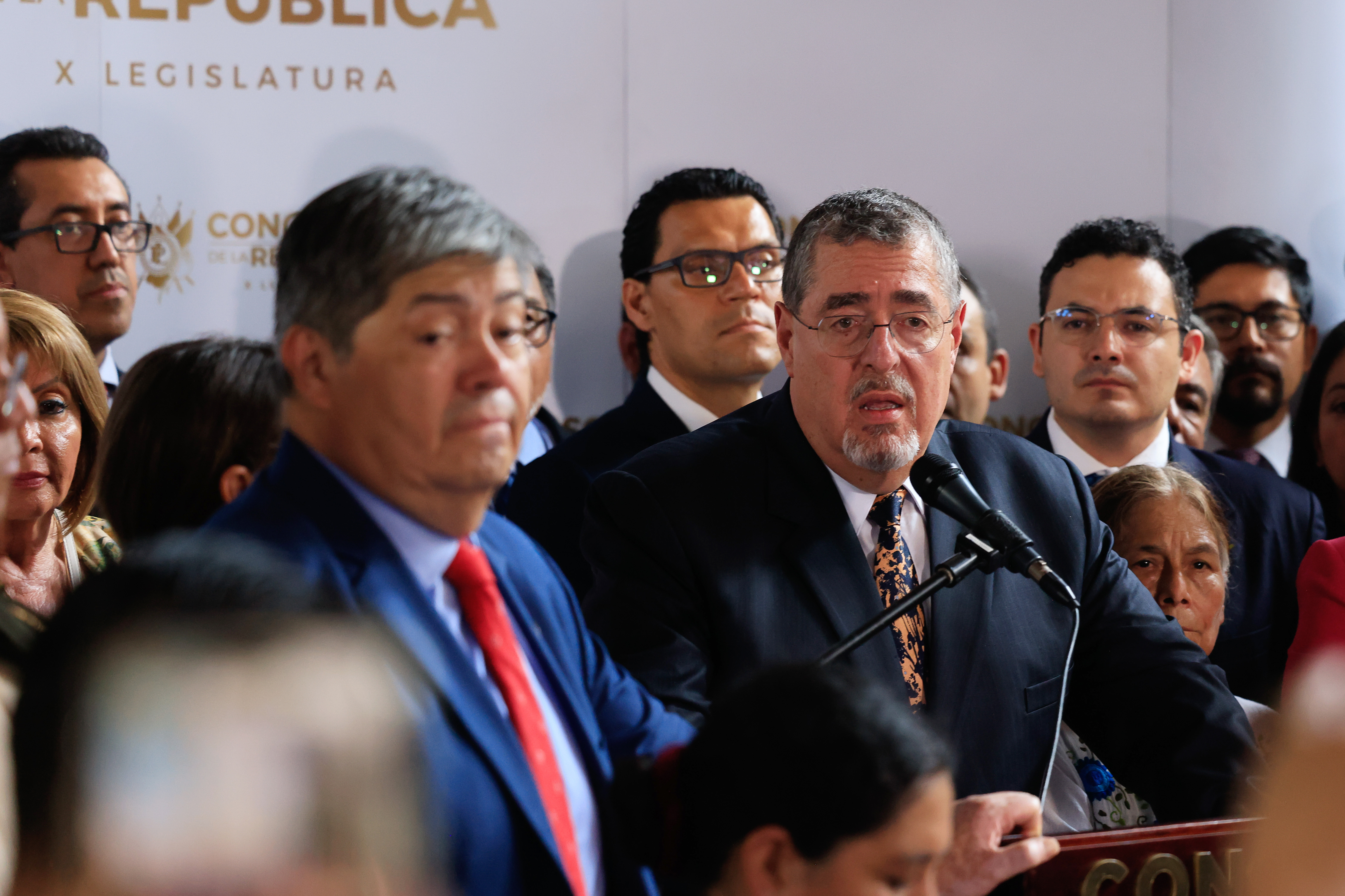 AME4070. CIUDAD DE GUATEMALA (GUATEMALA), 06/05/2024.- El presidente de Guatemala, Bernardo Arévalo de León, pronuncia un discurso al entregar ante el Congreso una iniciativa para reformar la ley interna de la Fiscalía este lunes en Ciudad de Guatemala (Guatemala). Arévalo de León presentó este lunes en el Congreso una reforma de ley para poder remover a la fiscal general y jefa del Ministerio Público, Consuelo Porras Argueta, cuyo período culmina oficialmente en 2026. EFE/ Danilo Ramírez