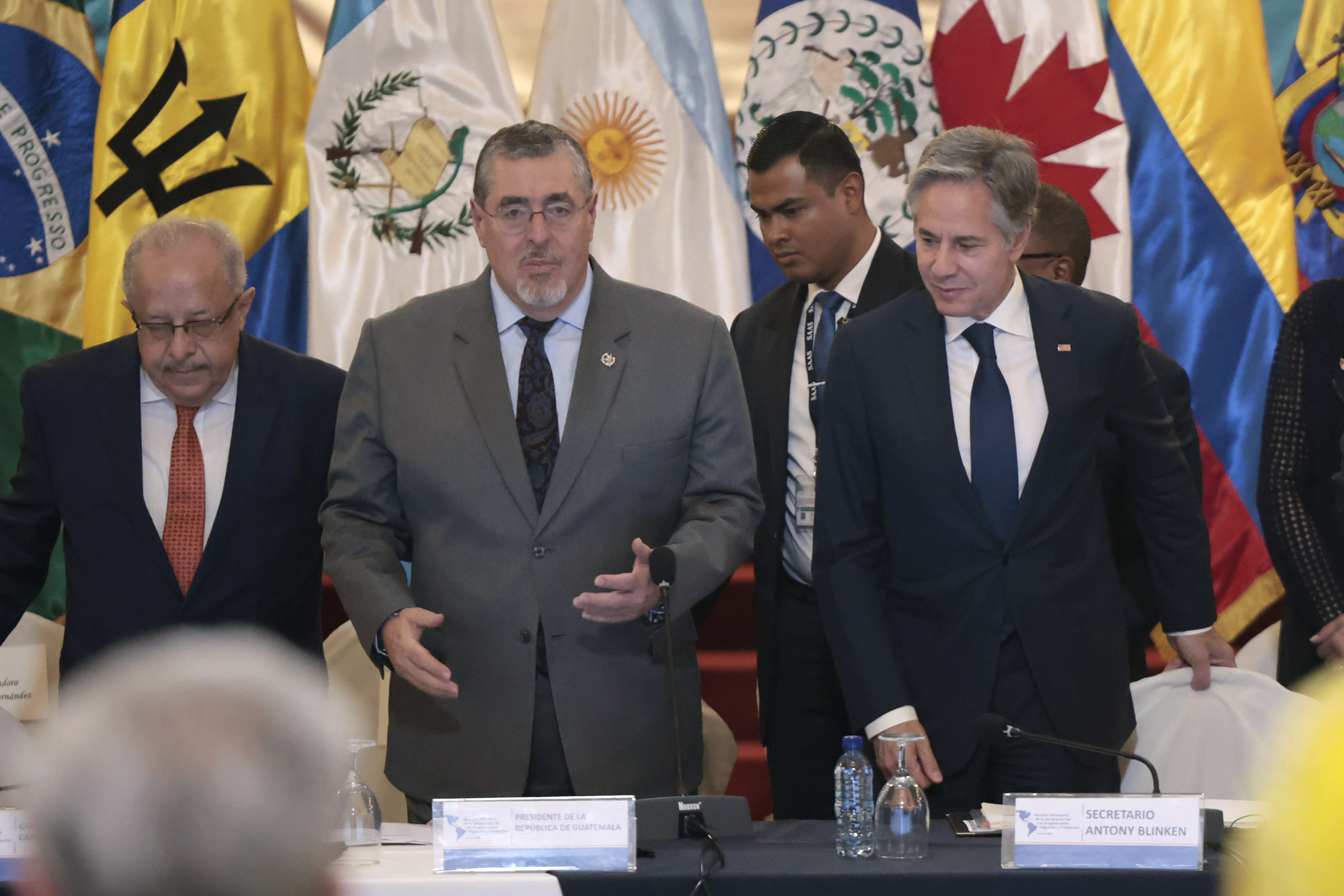 El presidente de Guatemala Bernardo Arévalo de León (c-i) acompañado del secretario de Estado de los Estados Unidos, Anthony Blinken (d), participan durante la tercera Reunión Ministerial de la Declaración de Los Ángeles sobre Migración y Protección este martes en Ciudad de Guatemala El nuevo gobierno busca definir una mejor política internacional. EFE/ David Toro