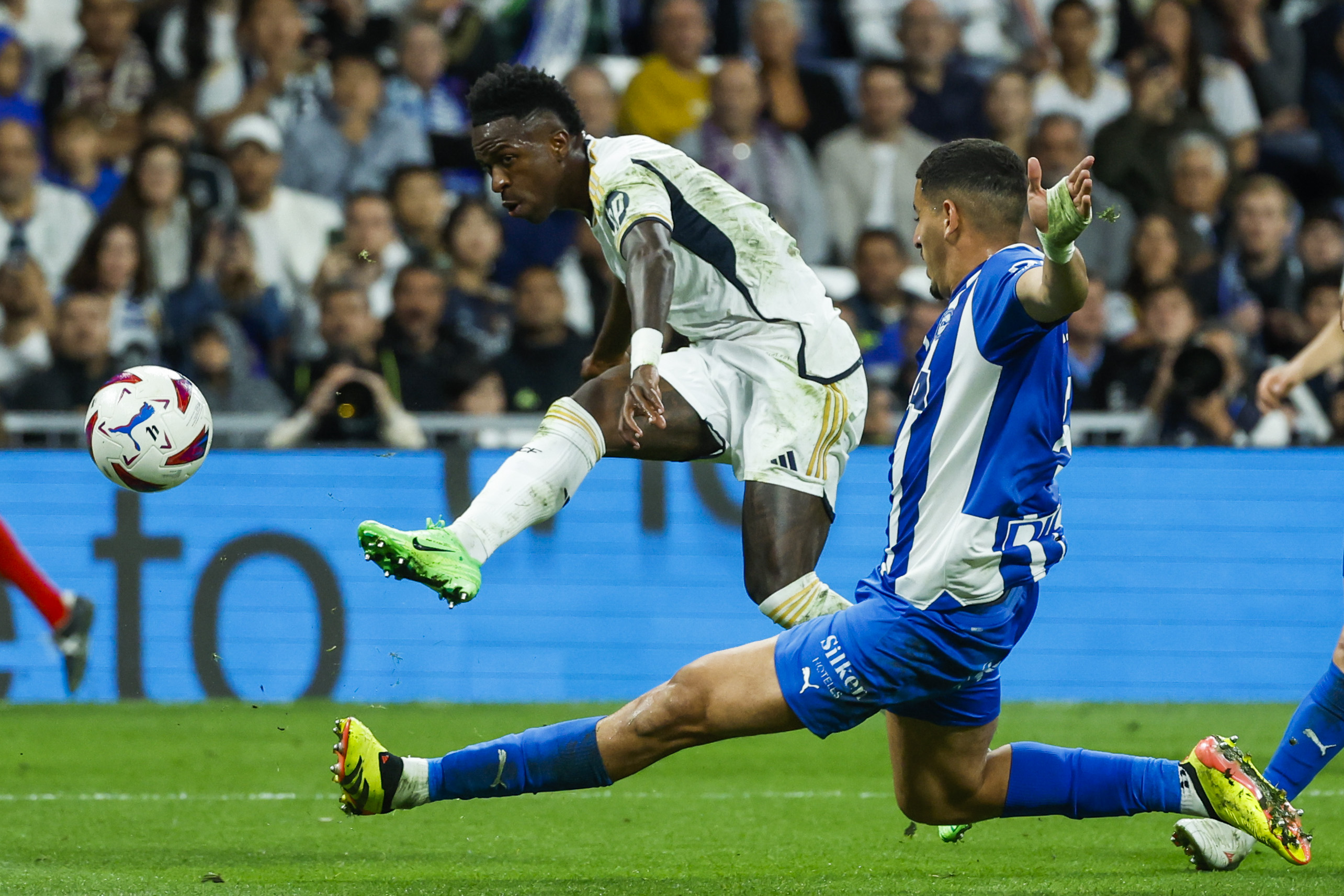 El delantero del Real Madrid Vinícius Junior chuta para marcar el cuarto gol ante el Alavés.