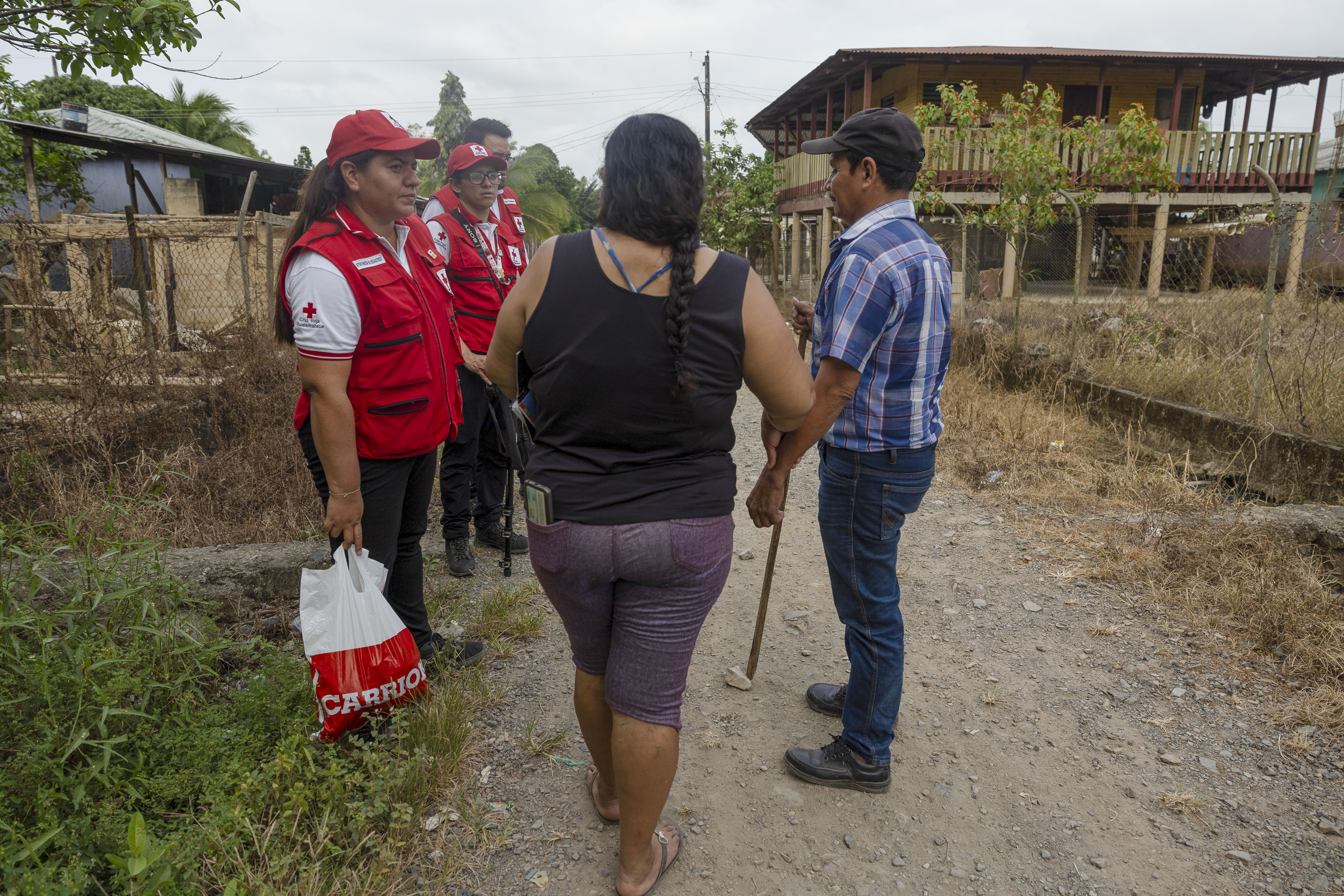 Miles de migrantes atraviesan a diario la frontera entre Honduras y Guatemala en su camino hacia Estados Unidos. (Foto Prensa Libre: EFE/David Toro)