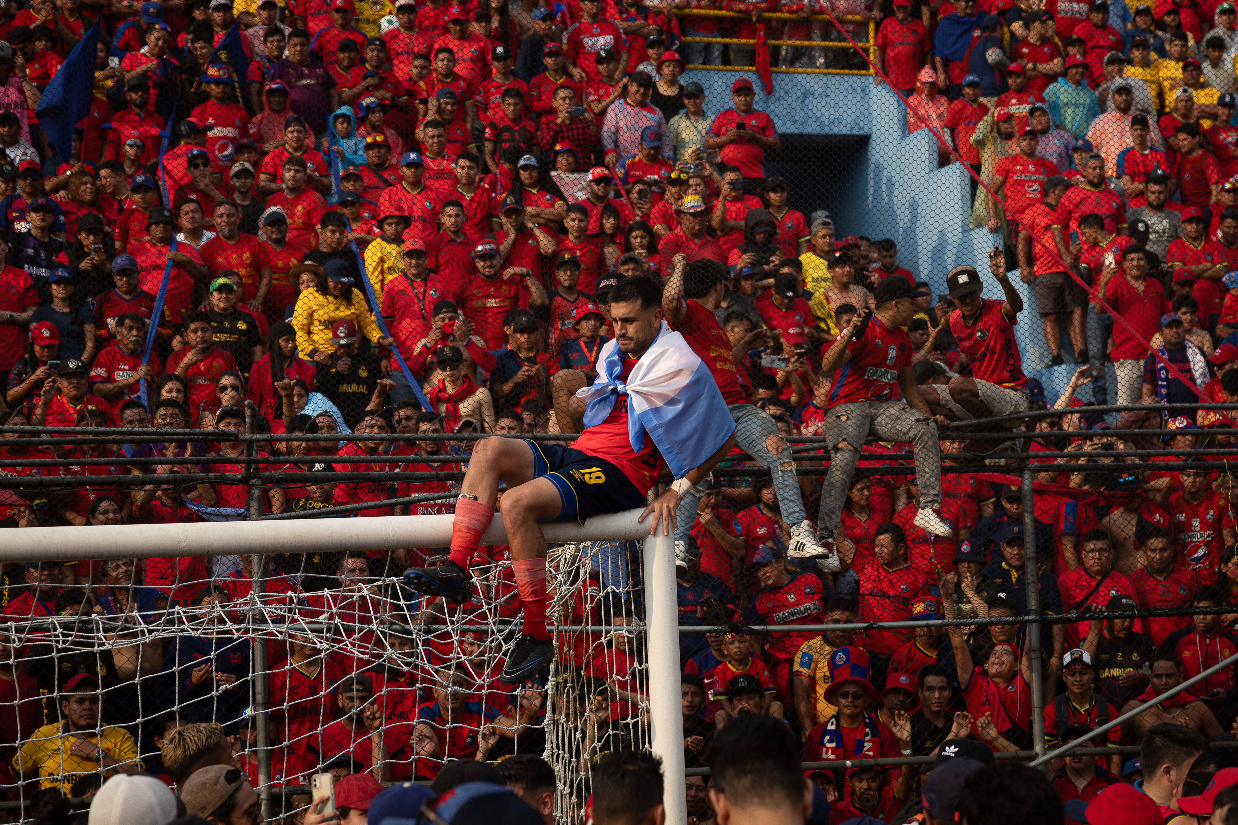 GUA7001.Ciudad de Guatemala (GUATEMALA).19/05/2024.- El delantero argentino Ramiro Rocca celebra este domingo con la afición del Municipal, después de conquistar el titulo 32 del club en la máxima categoría del fútbol de Guatemala en el juego ante el Deportivo Mixco en la final del torneo Clausura 2024 en Ciudad de Guatemala (Guatemala). EFE/David Toro