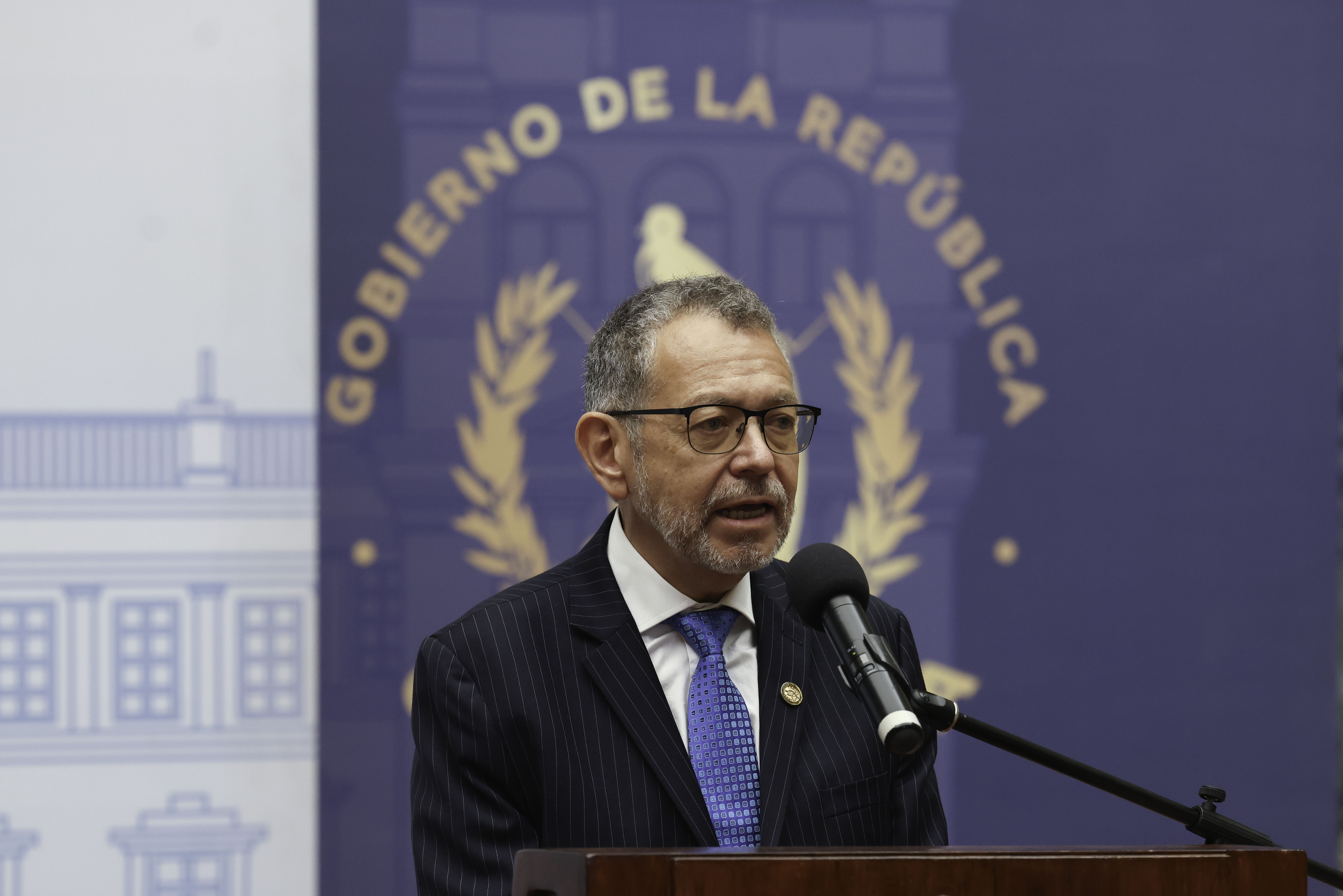 AME7699. CIUDAD DE GUATEMALA (GUATEMALA), 20/05/2024.- Félix Alvarado habla durante su presentación como nuevo ministro de Comunicaciones de Guatemala, este lunes en Ciudad de Guatemala (Guatemala). El nuevo ministro de Comunicaciones de Guatemala, Félix Alvarado, aseguró este lunes que su gestión contará con transparencia y sin corrupción, tras ser presentado por el presidente del país, Bernardo Arévalo de León. EFE/ Mariano Macz