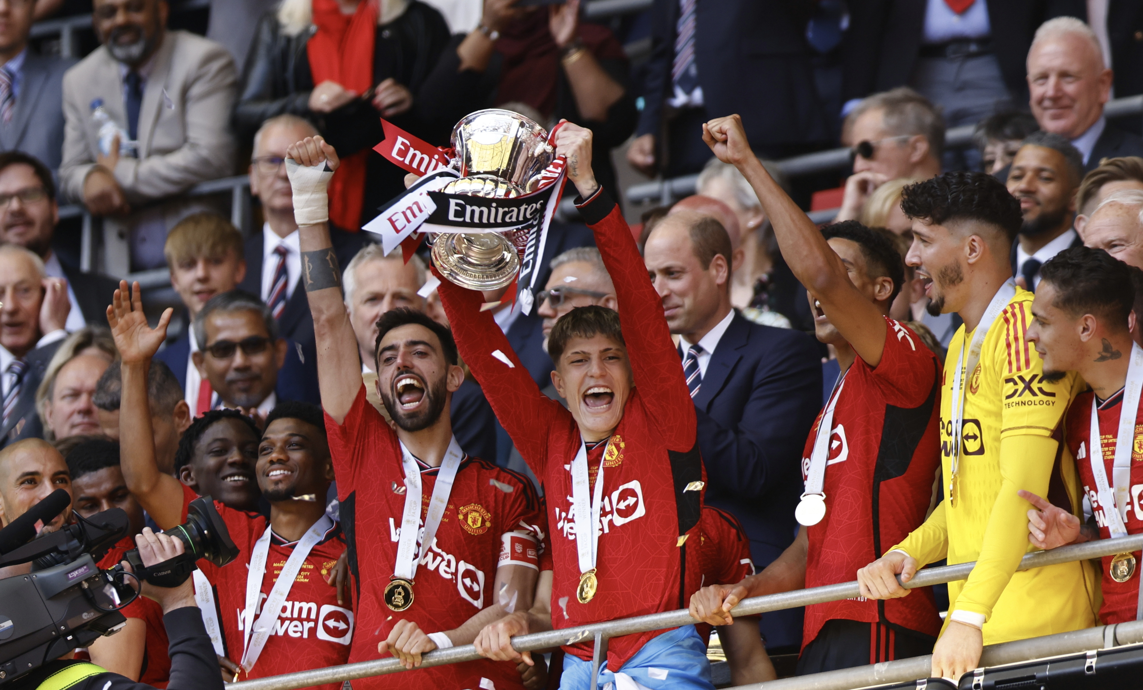 Los jugadores del Manchester United celebran ganarle la final de la FA Cup al Manchester City. (Foto Prensa Libre: EFE)