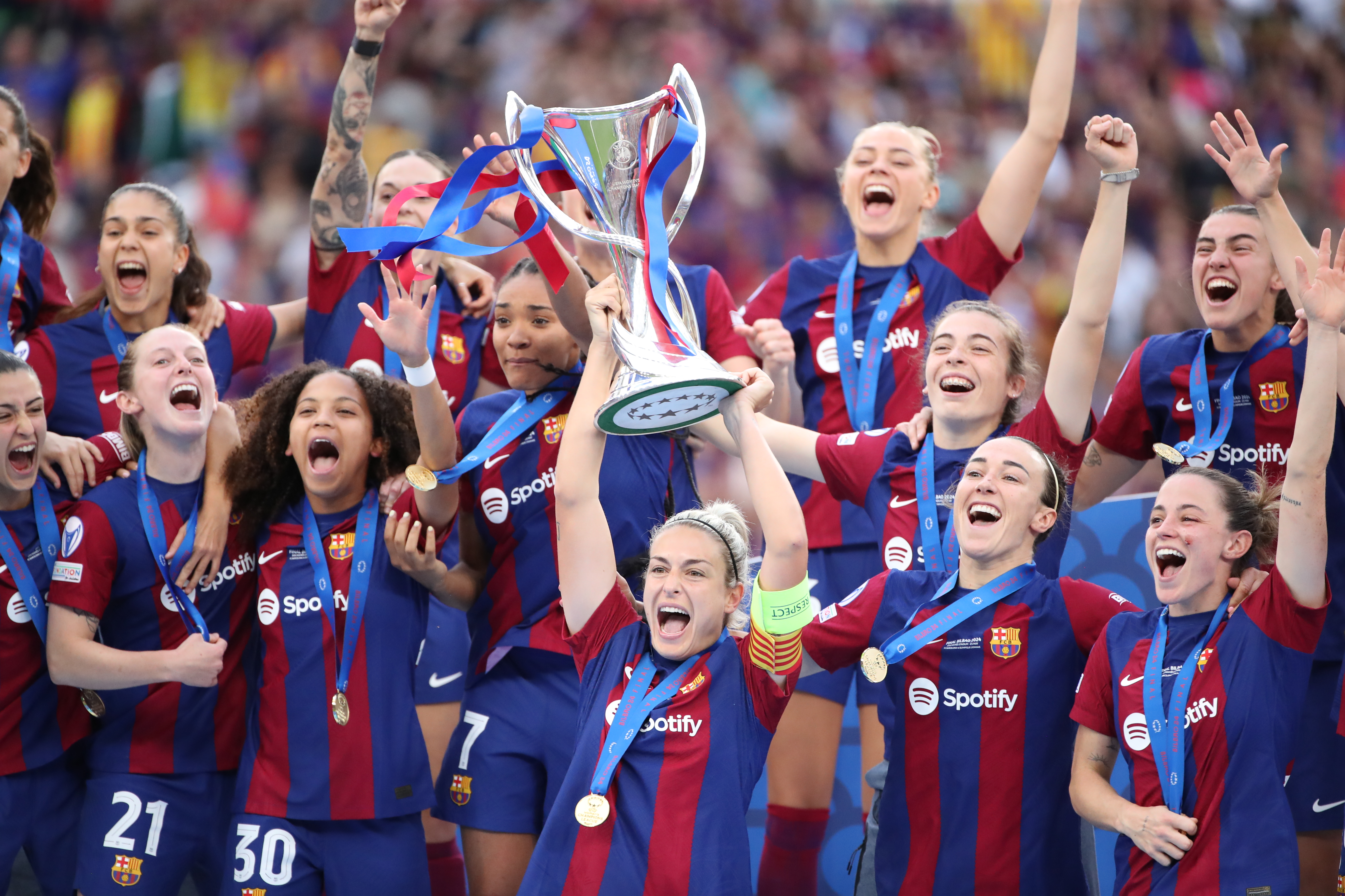 Las jugadoras del FC Barcelona celebran con el trofeo la victoria tras la final de la Liga de Campeones ante el Olympique de Lyon. (Foto Prensa Libre: EFE)