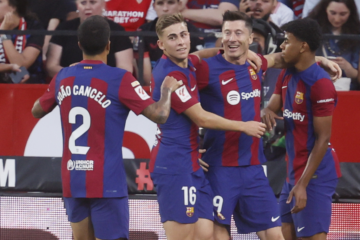 El delantero del FC Barcelona Lewandowski (2d) celebra su gol ante el Sevilla, durante el último partido de LaLiga que Sevilla FC y FC Barcelona. (Foto Prensa Libre: EFE)
