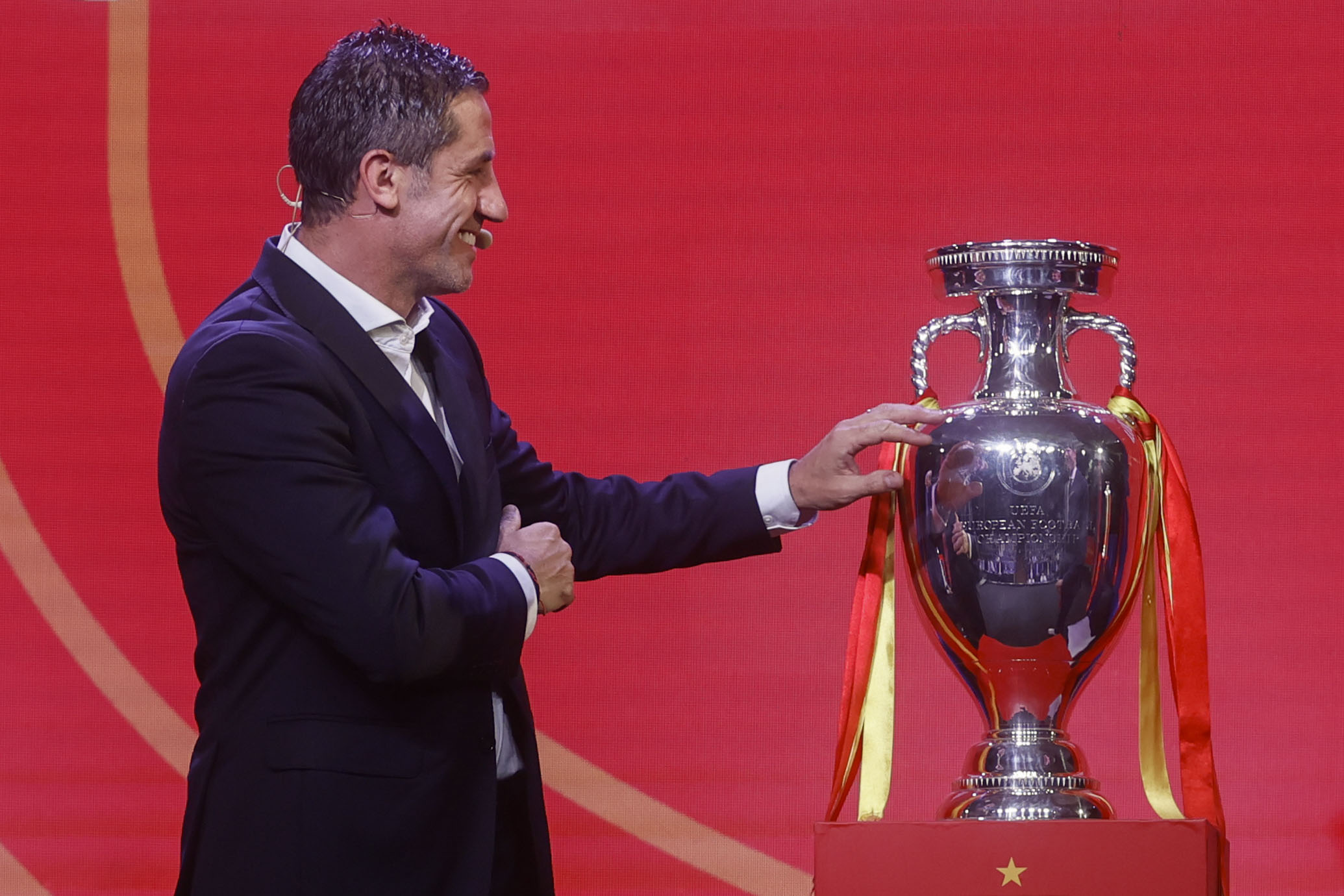 El exfutbolista Joan Capdevila observa el trofeo de la Eurocopa. (Foto Prensa Libre:  EFE).