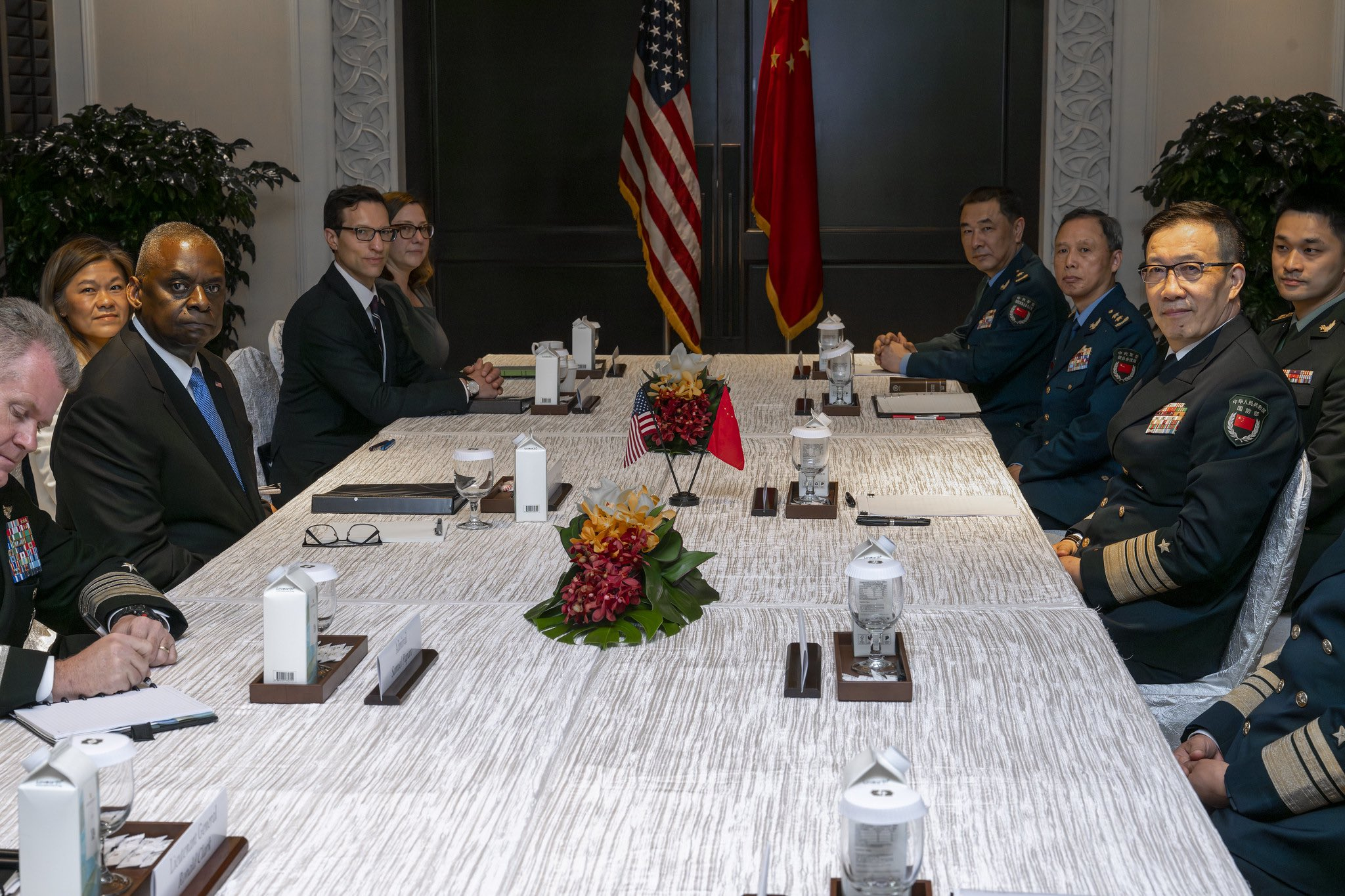 El secretario de Defensa estadounidense, Lloyd Austin, mantiene un encuentro con su homólogo chino, Dong Jun, en Singapur.
(Foto Prensa Libre: EFE/ Departamento de Defensa de EE.UU.)