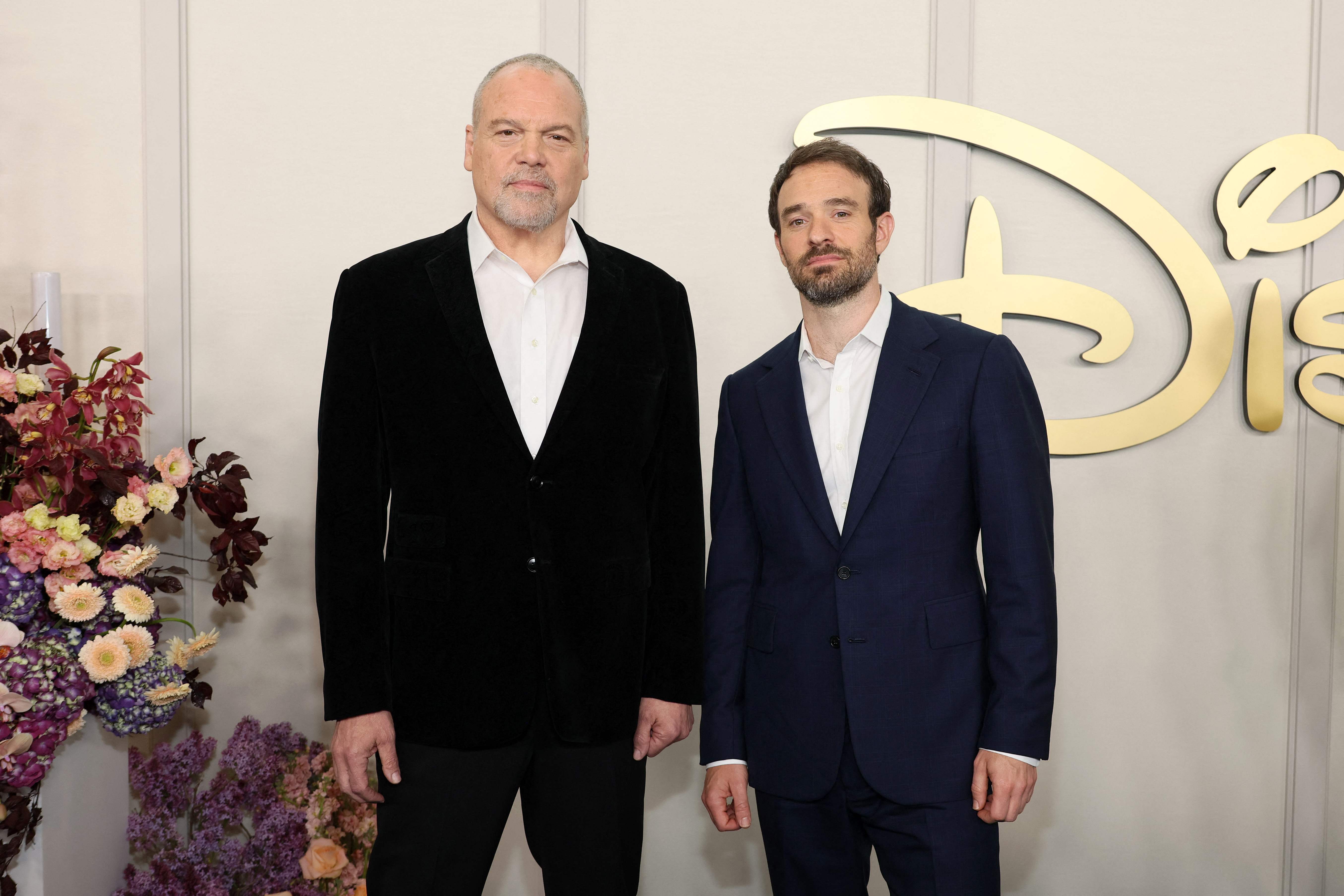 Vincent D'Onofrio (izquierda) y Charlie Cox (derecha) durante su asistencia al Disney Upfront 2024