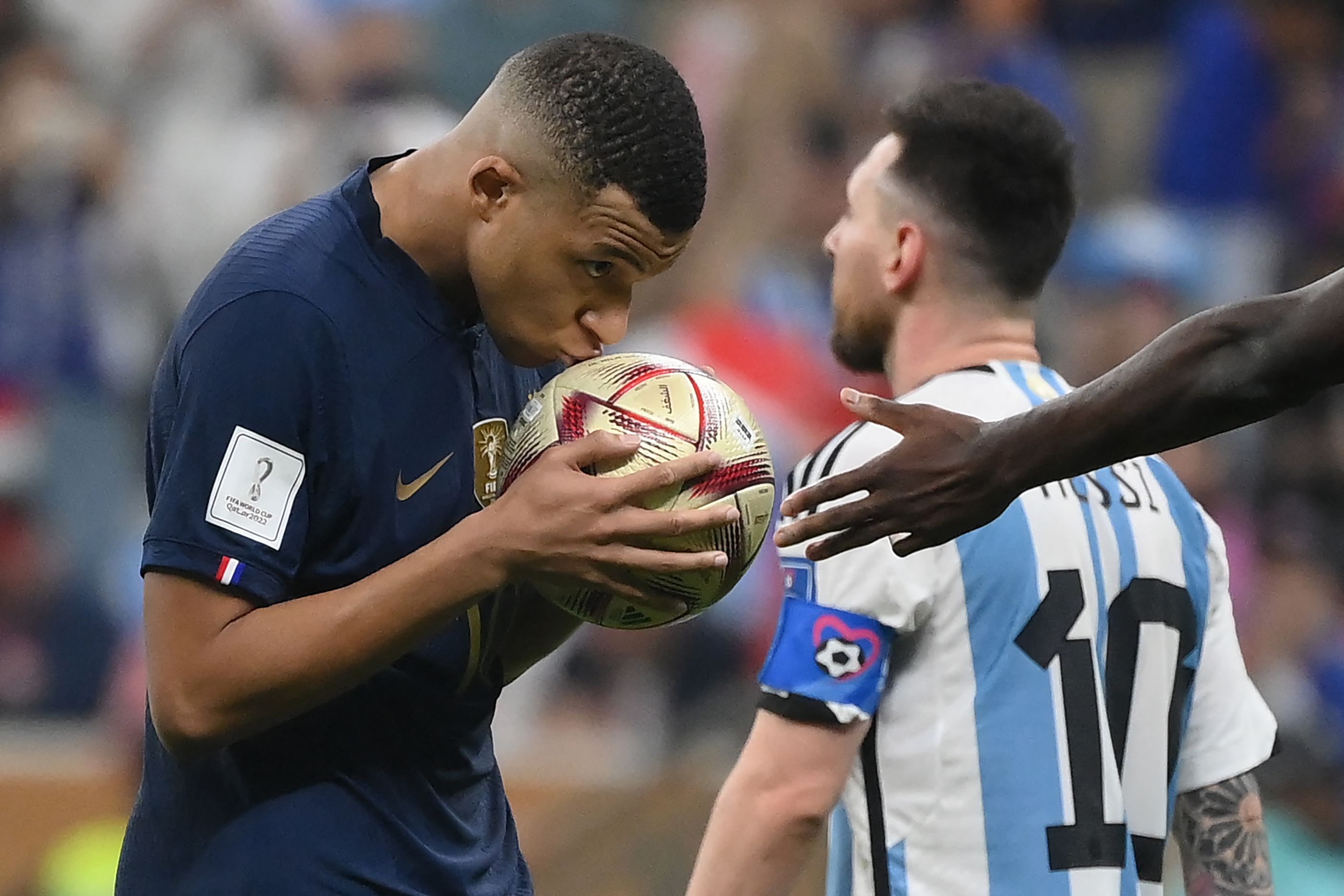 Kylian Mbappé a punto de tirar el segundo penal en la Final del Mundo contra Argentina en 2022.