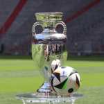 El trofeo y el balón de la Eurocopa 2024 dentro del Allianz Arena.