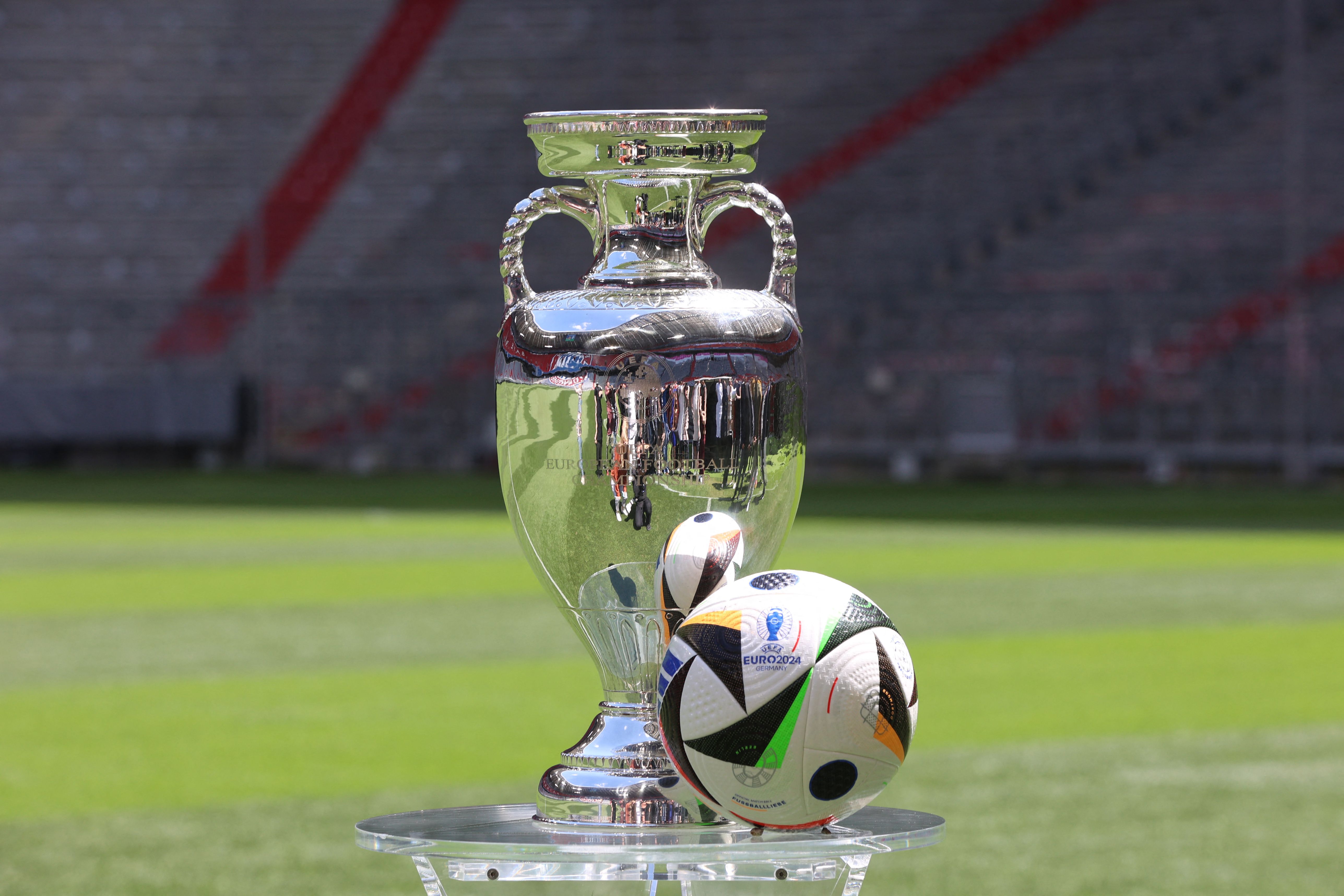 El trofeo y el balón de la Eurocopa 2024 dentro del Allianz Arena.