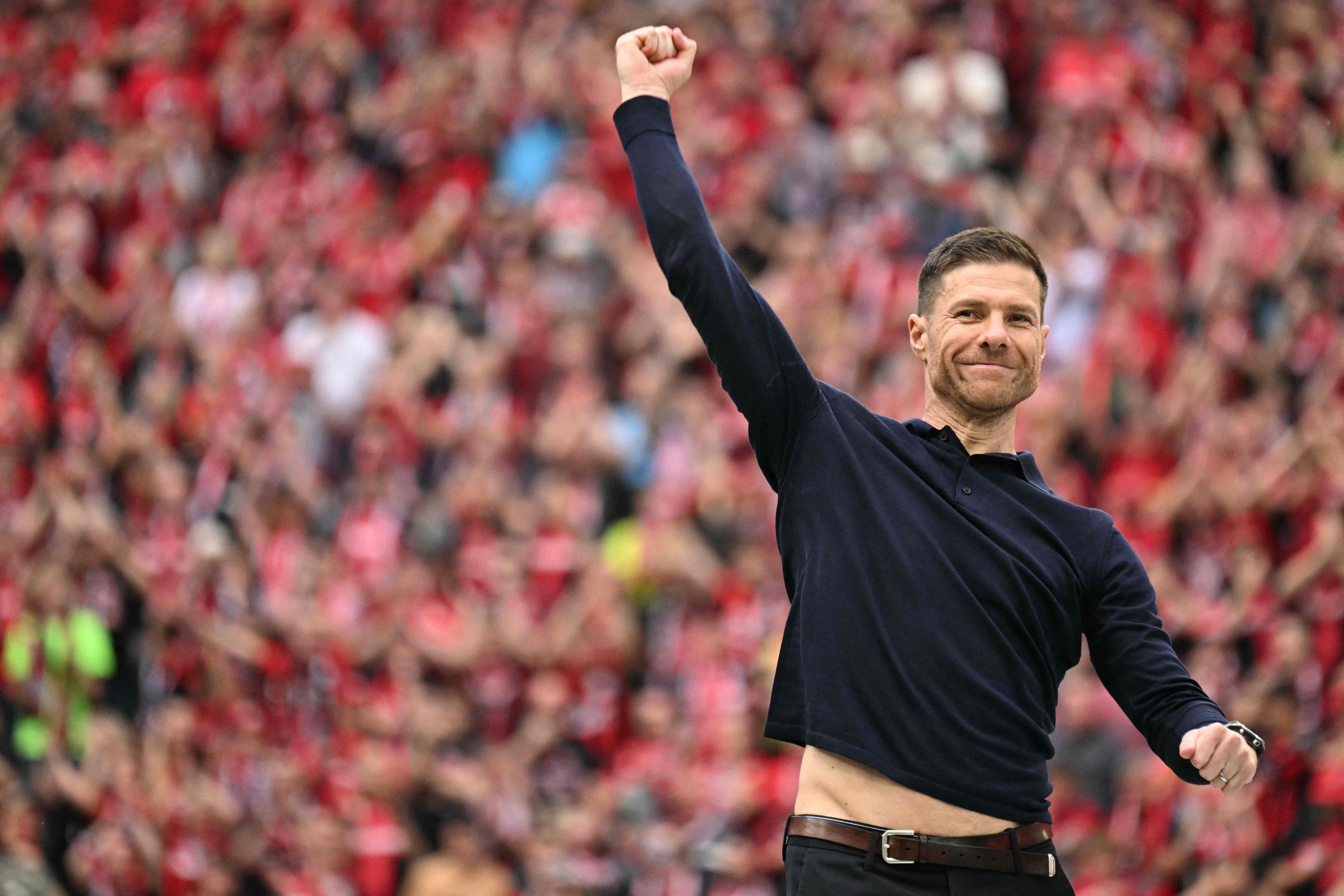 Xabi Alonso celebra el final de la temporada de la Bundesliga alemana.