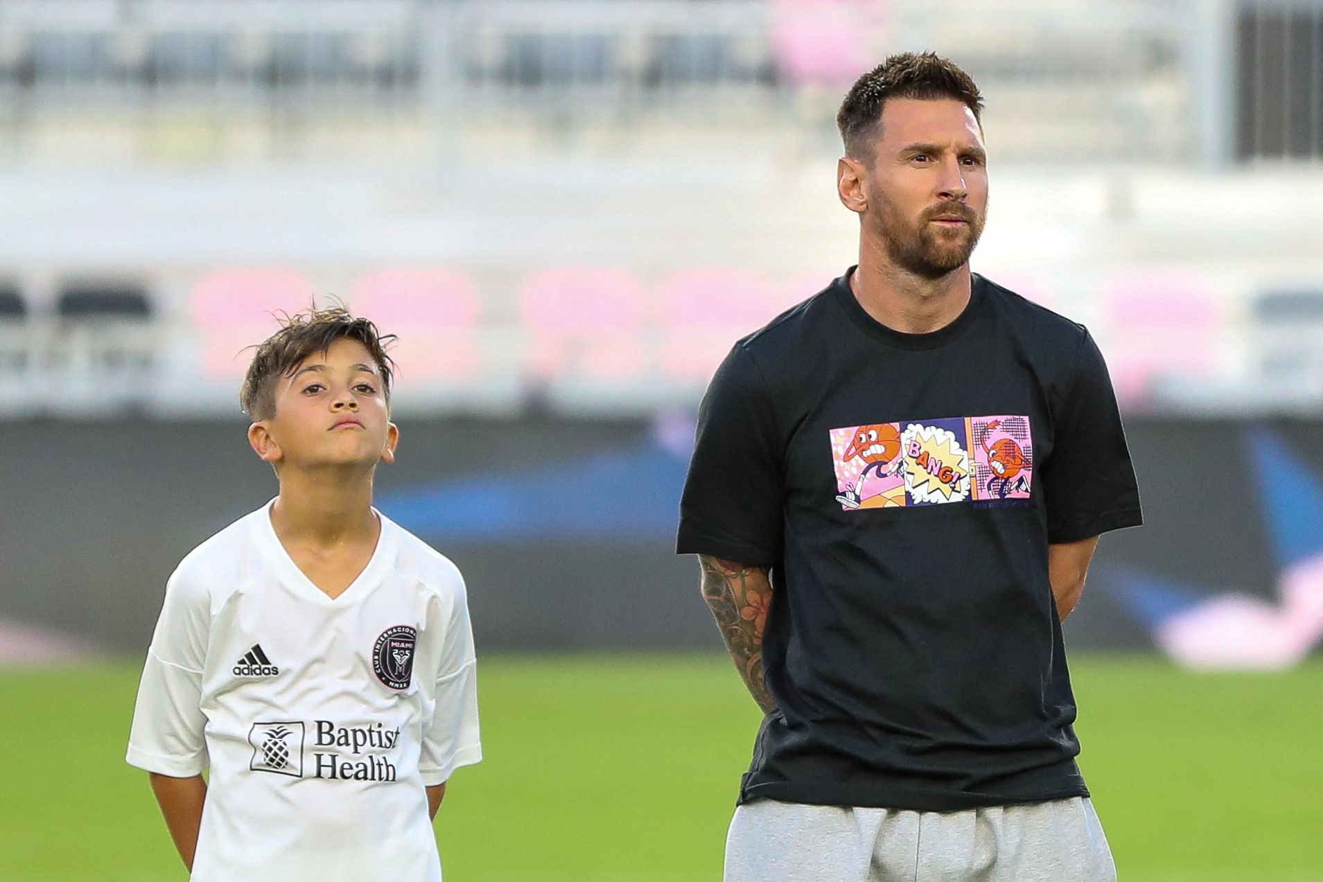 El delantero argentino del Inter Miami, Lionel Messi, junto a su hijo, Thiago Messi, antes de participar en la Youth International Cup entre la  U-12 del Inter Miami y el Orlando SC. (Foto Prensa Libre: AFP)
