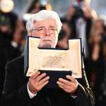George Lucas con el reconocimiento entregado en la 77 edición del Festival de Cannes. (Foto Prensa Libre: LOIC VENANCE / AFP)