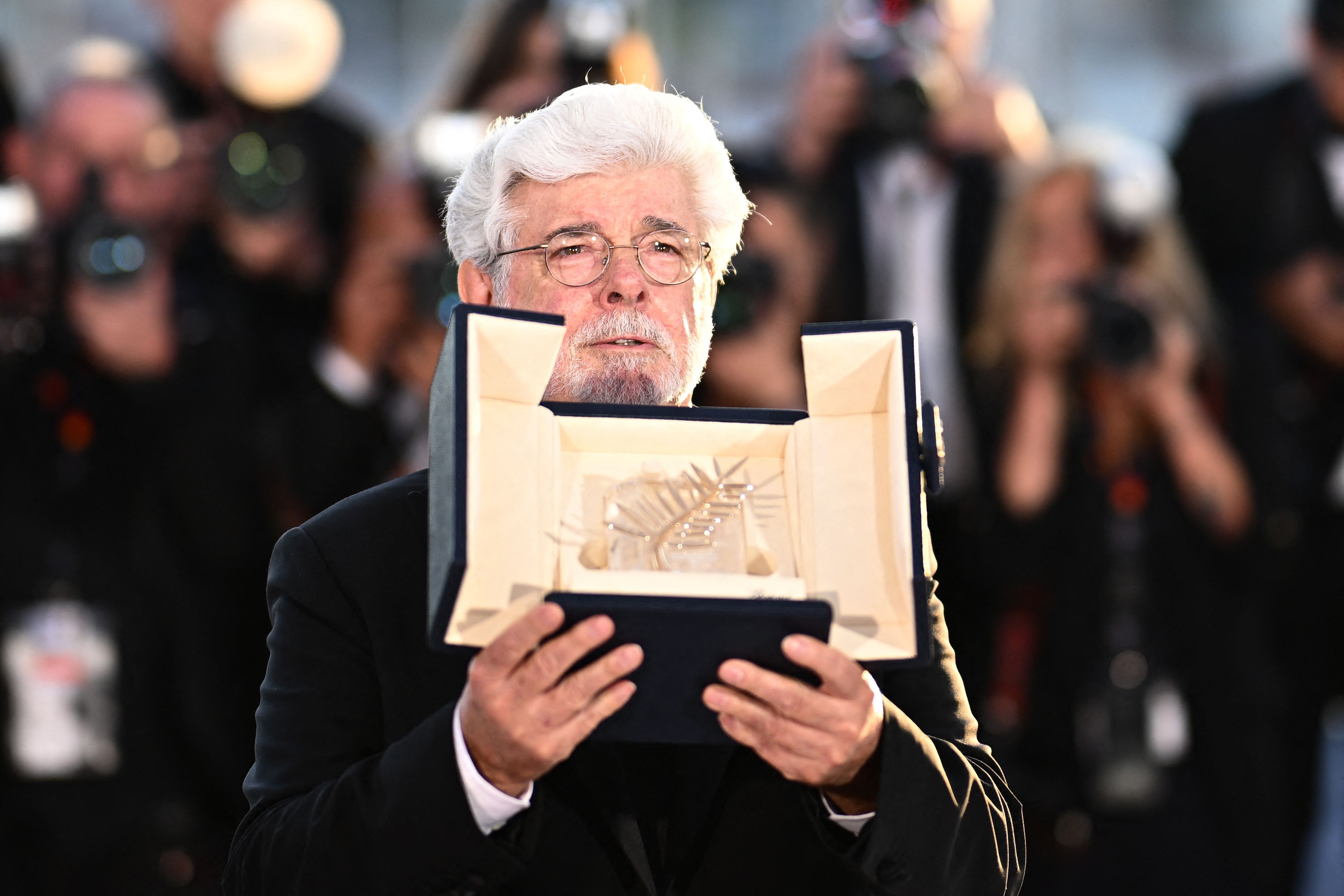 George Lucas con el reconocimiento entregado en la 77 edición del Festival de Cannes. (Foto Prensa Libre: LOIC VENANCE / AFP)