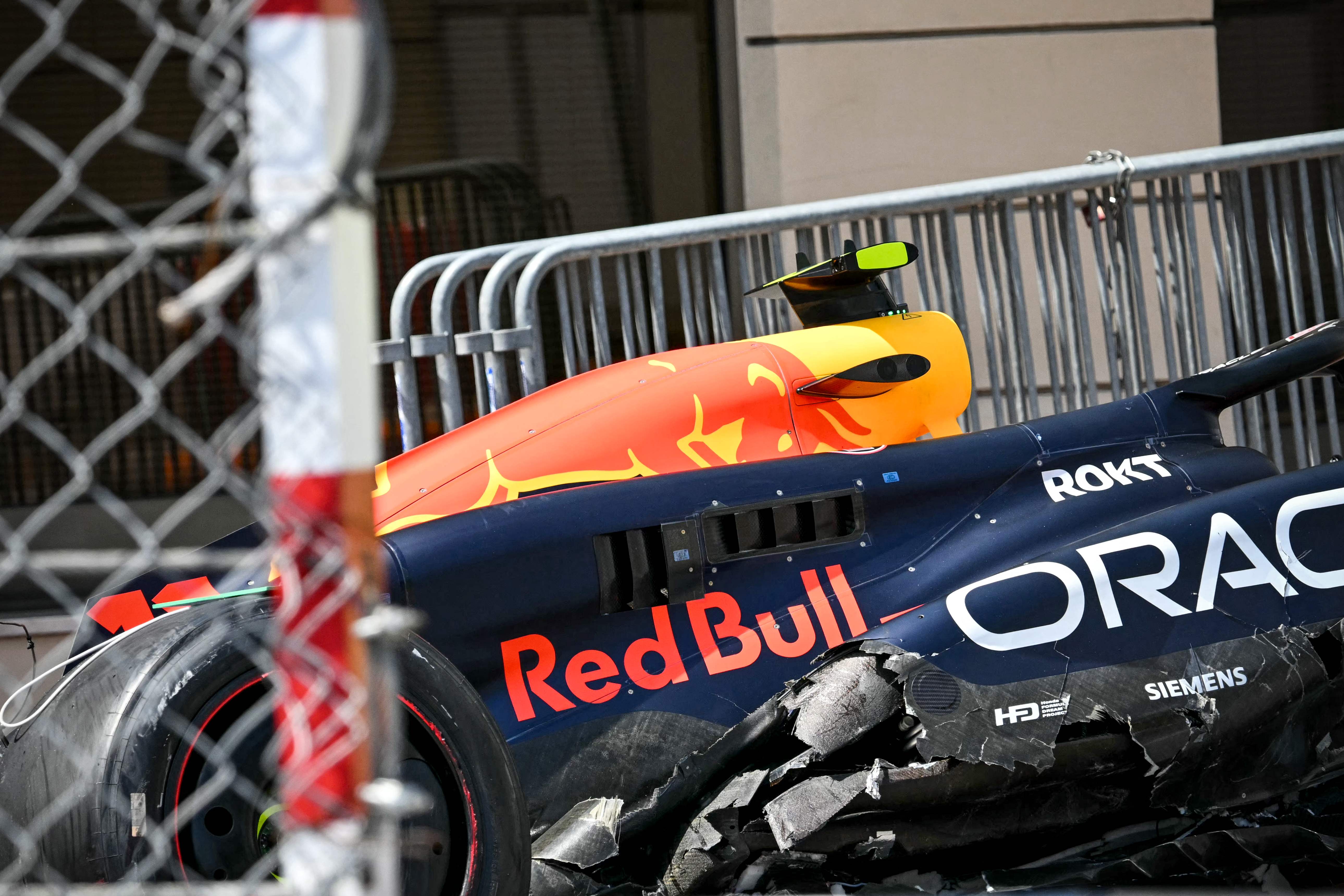 Así fue el momento en el que el piloto mexicano de  Red Bull Racing, Sergio Pérez, sufrió un accidente momentos después de comenzar el Gran Premio de Mónaco. (Foto Prensa Libre: AFP)