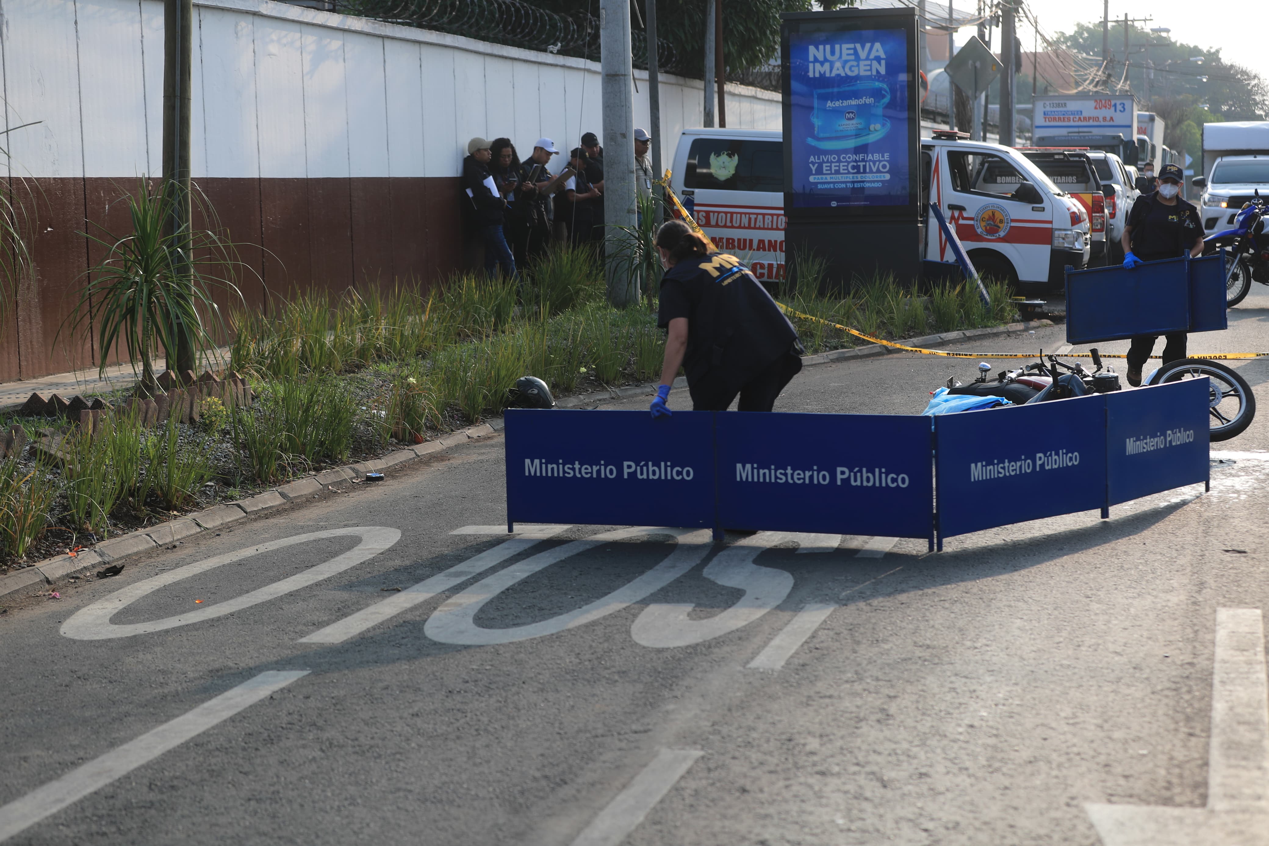 Peritos del Ministerio Público recaban evidencias luego de un accidente que dejó un motorista muerto en la zona 11 capitalina. (Foto Prensa Libre: O. Vásquez)