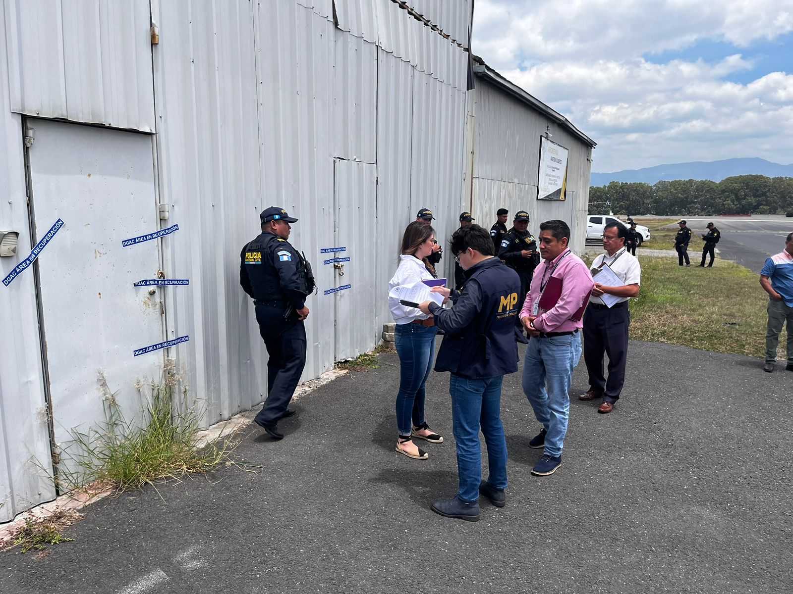 Hangares del Aeropuerto La Aurora son allanados por el Ministerio Público este 31 de mayo. (Foto Prensa Libre: MP)