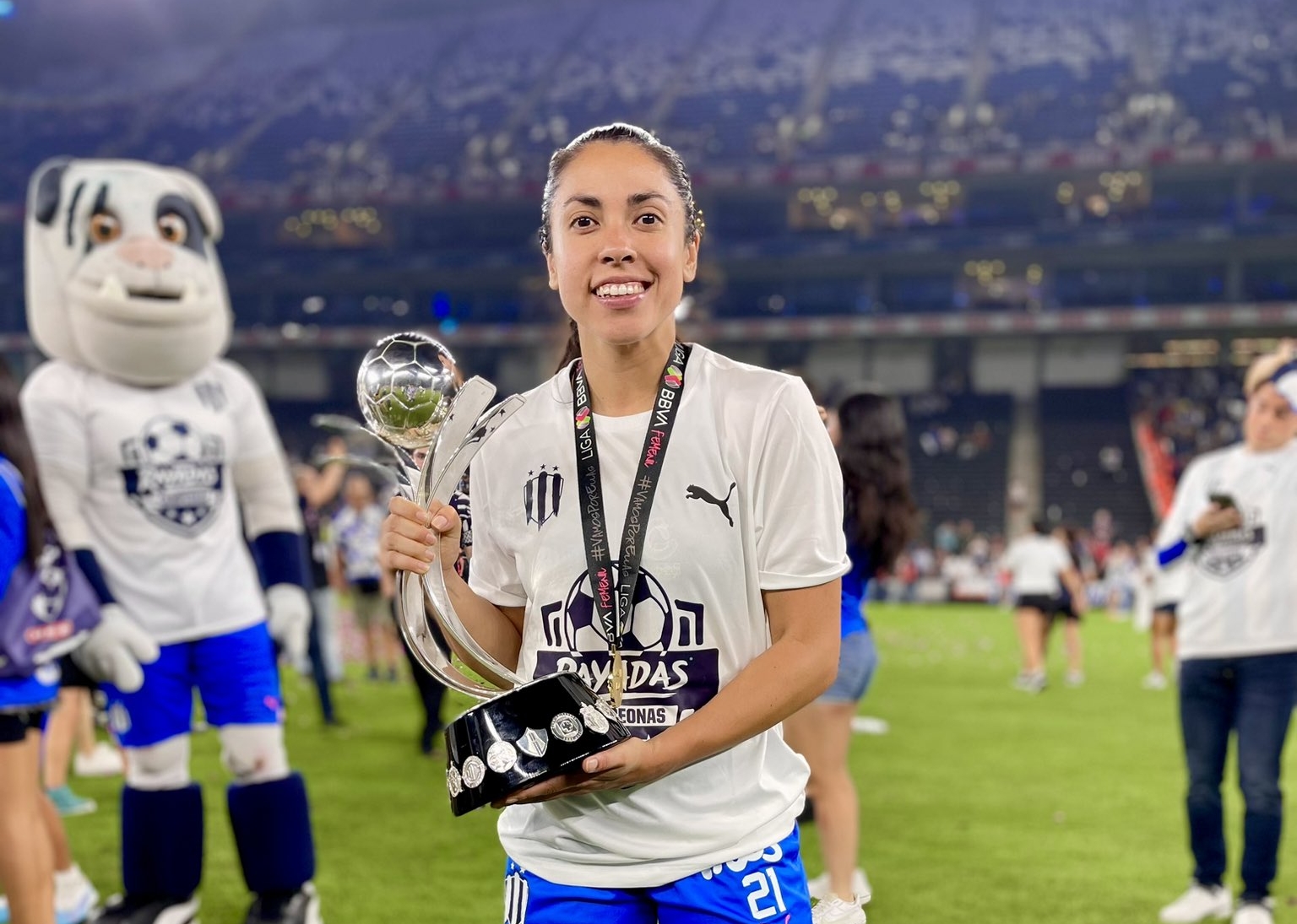 Ana Lucía Martínez posa con el título de campeona de la Liga MX Femenil.