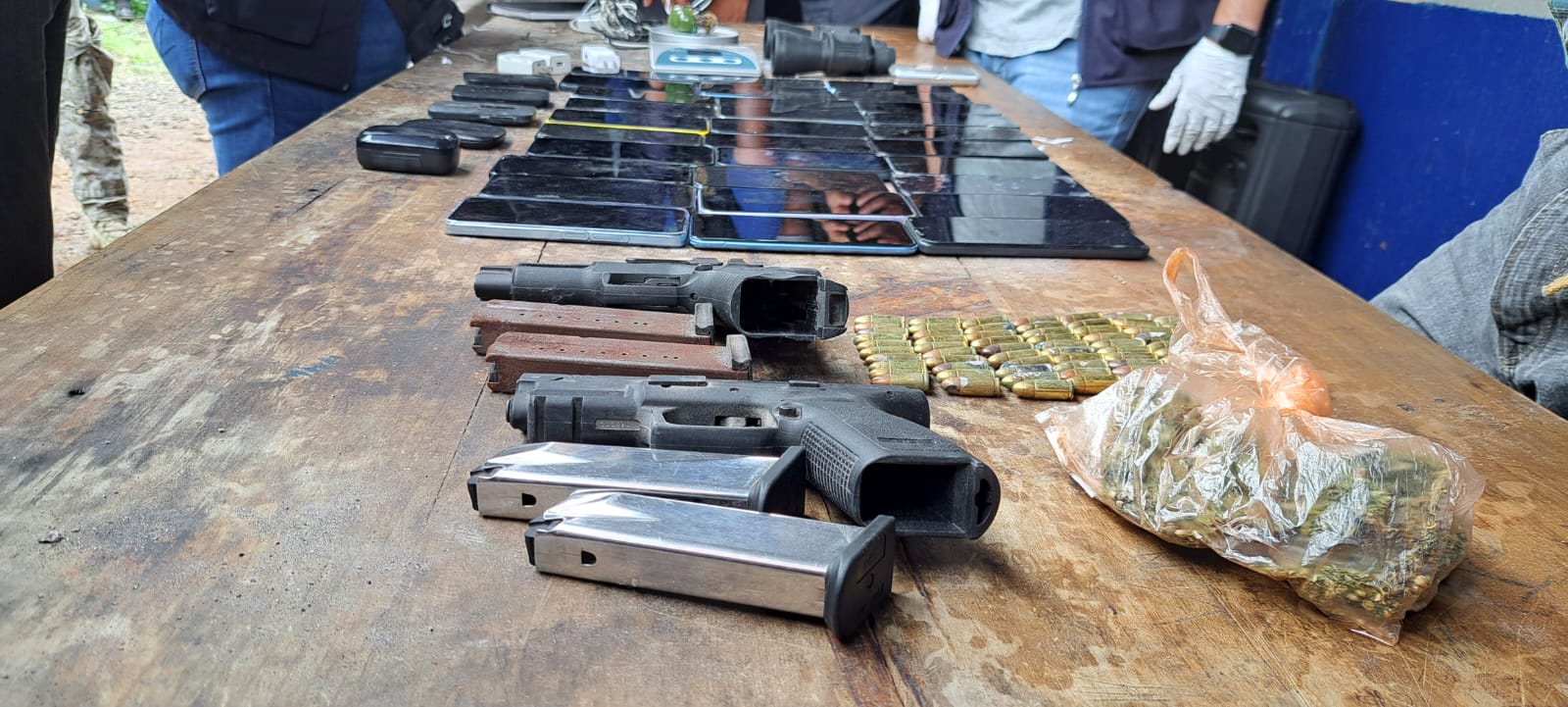 Armas de fuego y teléfonos móviles fueron hallados este 24 de mayo durante una requisa en El Infiernito. (Foto Prensa Libre: PNC)