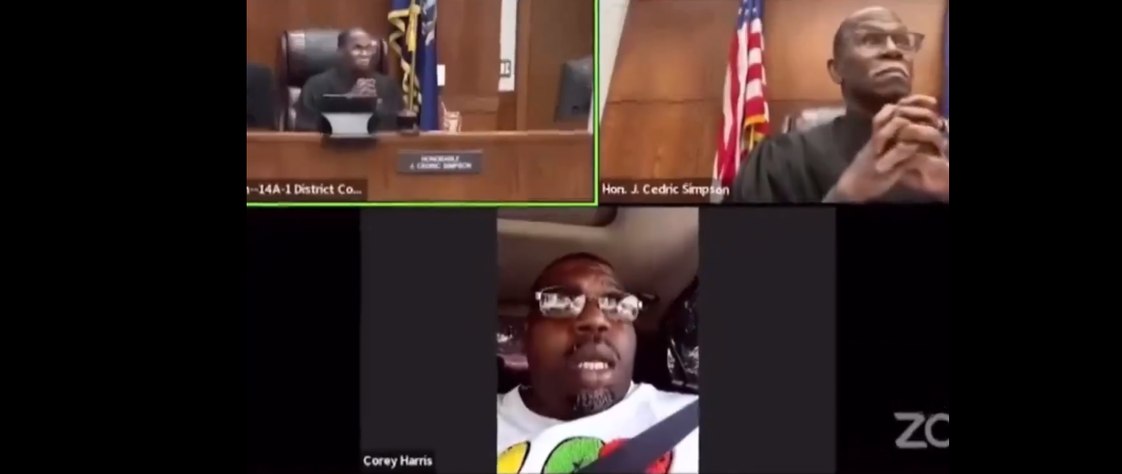 Corey Harris ingresó a la videollamada de su audiencia por conducir con la licencia suspendida, mientras estacionaba su vehículo. (Foto Prensa Libre: captura de pantalla de X). 