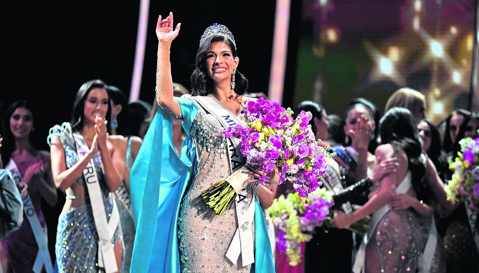 TOPSHOT - The newly crowned Miss Universe 2023, Sheynnis Palacios from Nicaragua, waves after winning the 72th edition of the Miss Universe pageant, in San Salvador on November 18, 2023. (Photo by Marvin RECINOS / AFP)