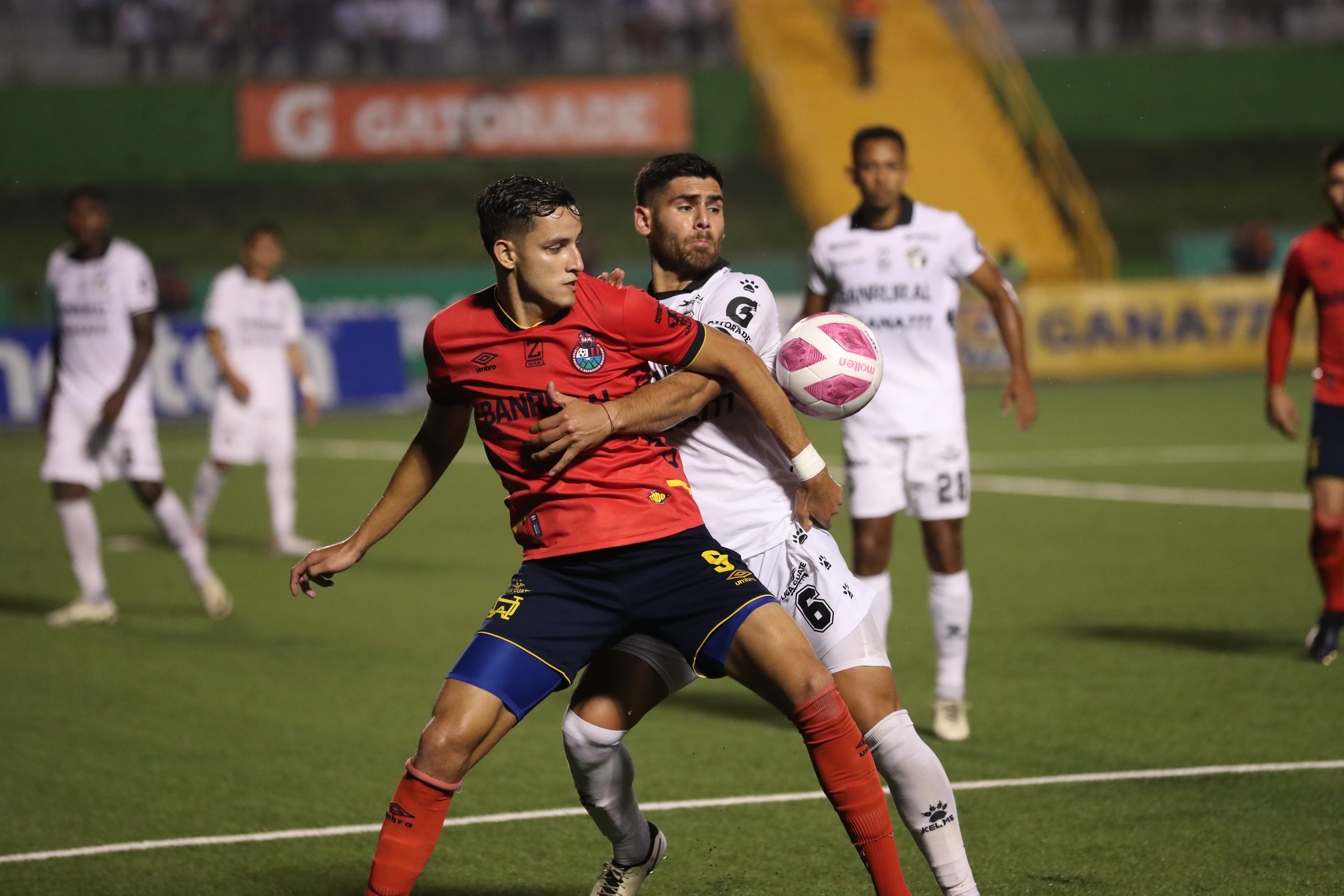 El clsico 329 entre Comunicaciones y Municipal finaliz en 0-0 y todo se tendr que definir el domingo 5 de mayo en el estadio Manuel Felipe Carrera.


Foto Prensa libre.Erick Avila:  02/05/2024