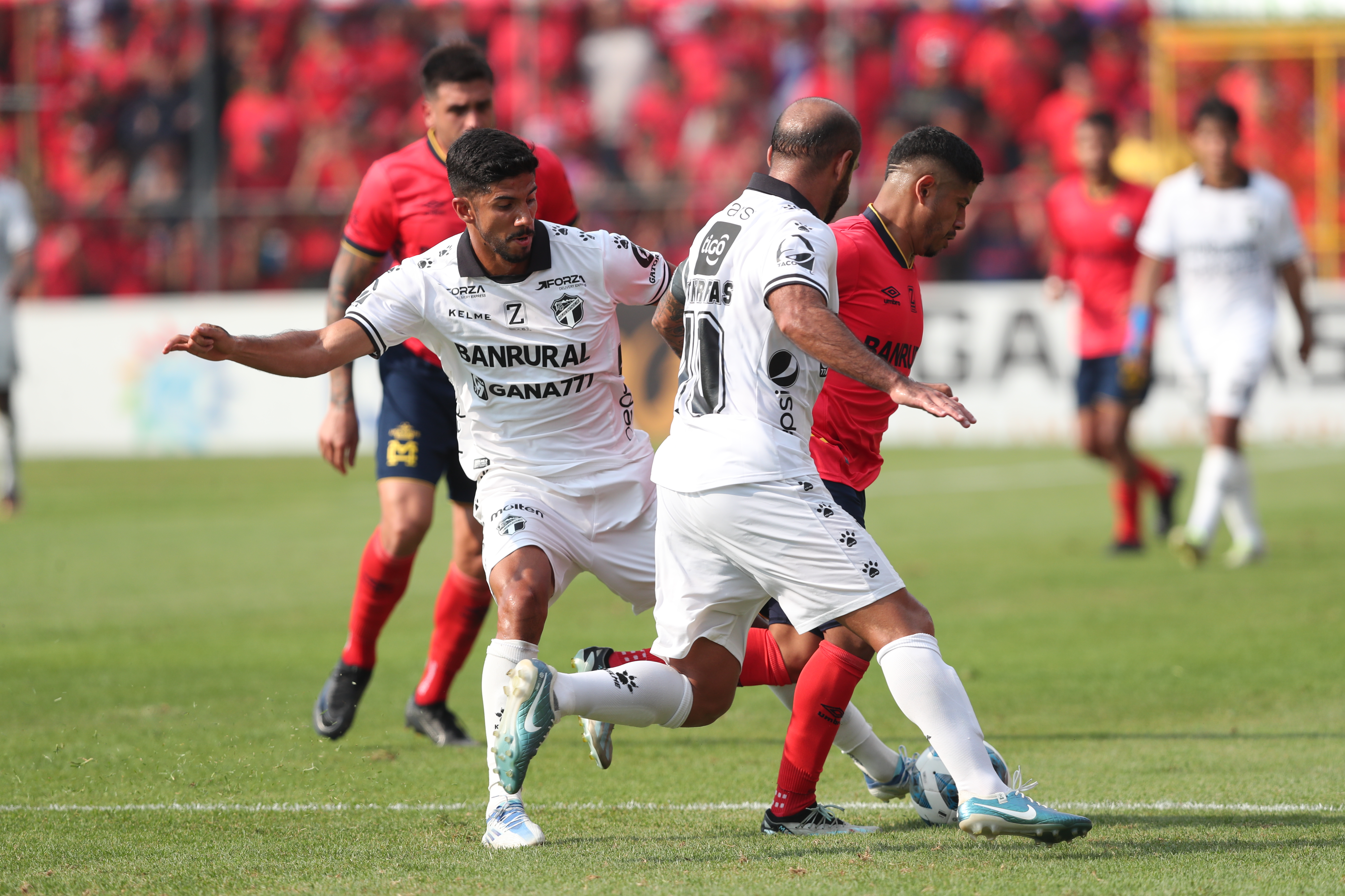 Municipal le ganó por marcador de 3 - 0 a Comunicaciones en la semifinal de vuelta del torneo clausura 2024. (Foto Prensa Libre: Érick Ávila).