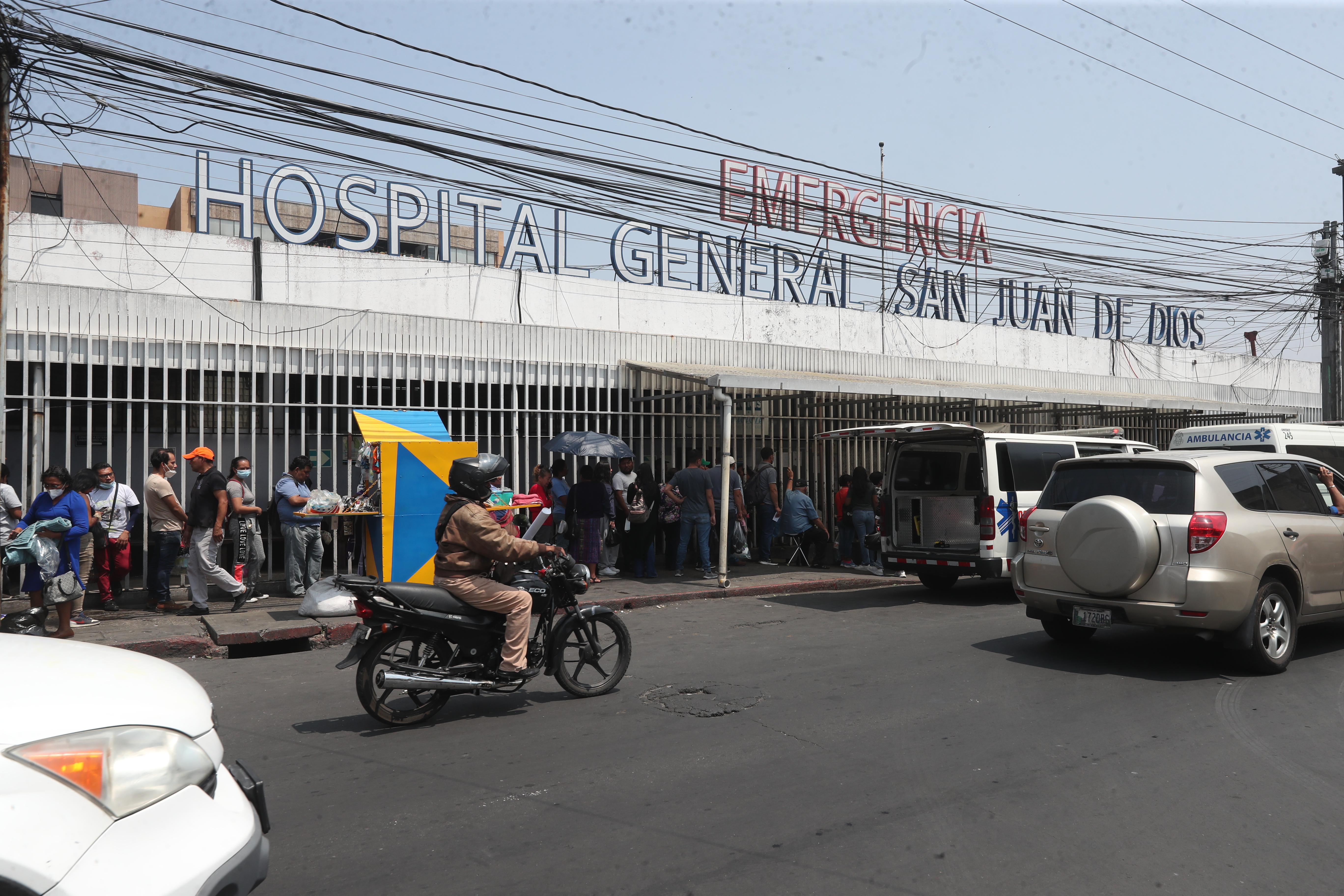 Se suspenden visitas a los pacientes que se encuentran internados en distintos niveles de encomiendo del Hospital San Juan De Dios varias personas se acercaron a preguntar por sus pacientes a pedir informacin y nicamente estn dejando entrar a una persona por paciente les dan 5 minutos para estar con ellos esto en el arrea de intensivo y emergencia 
 

Fotografa Erick Avila                   24/05/2024