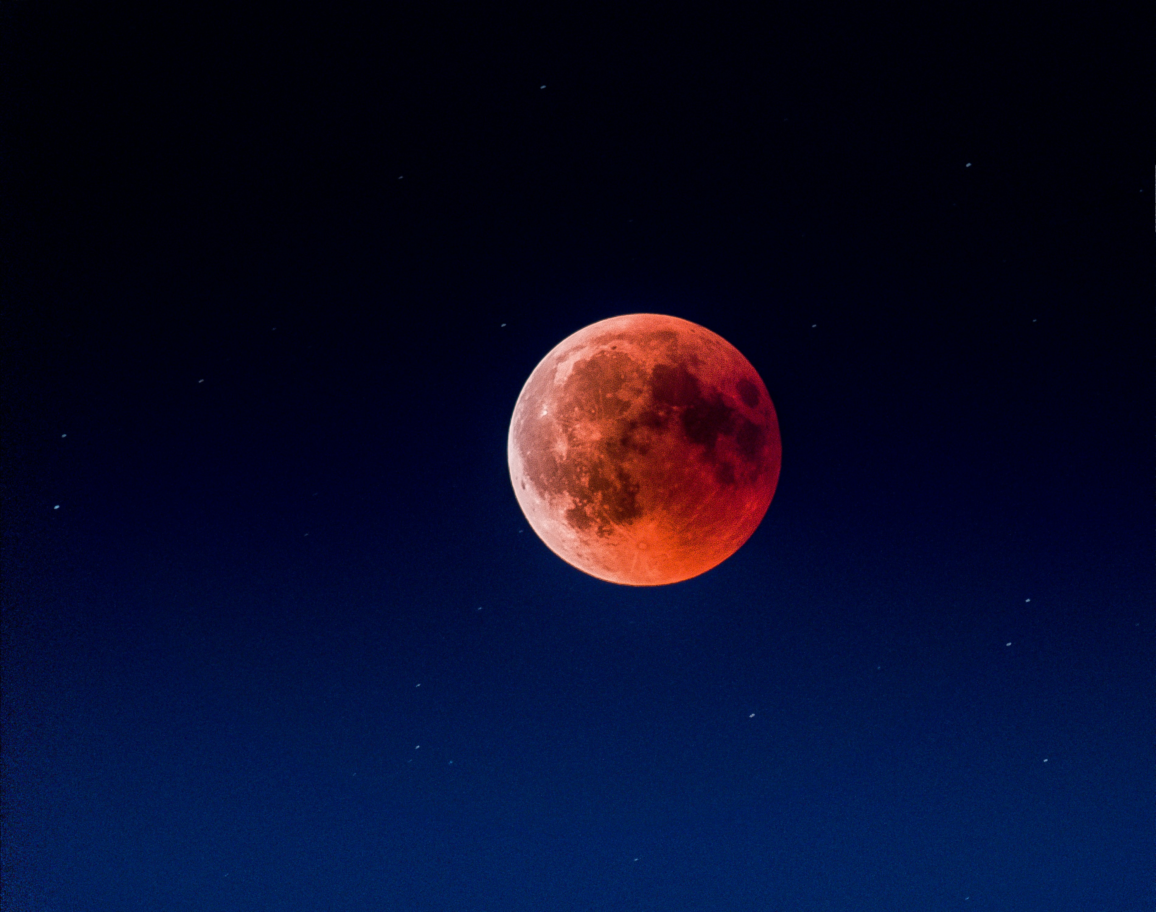 Por qué la luna se ve roja