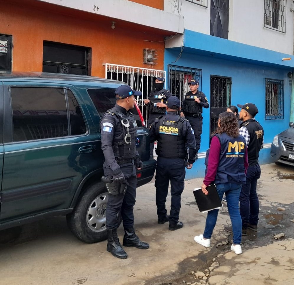 Seis personas son detenidas durante operativos contra el robo de vehículos. (Foto Prensa Libre: MP)