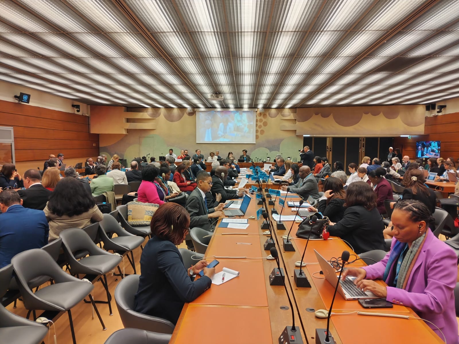 El titular del Ministerio de Salud de Guatemala, Óscar Cordón, participa en la 77 edición de la Asamblea Mundial de la Salud, en Ginebra, Suiza. (Foto Prensa Libre: MSPAS)