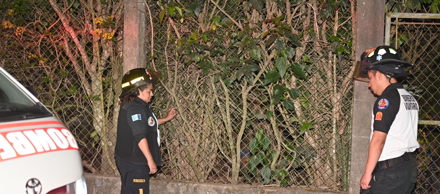 El cadáver de una persona fue abandonado en San José Pinula. (Foto Prensa Libre: Bomberos Voluntarios)