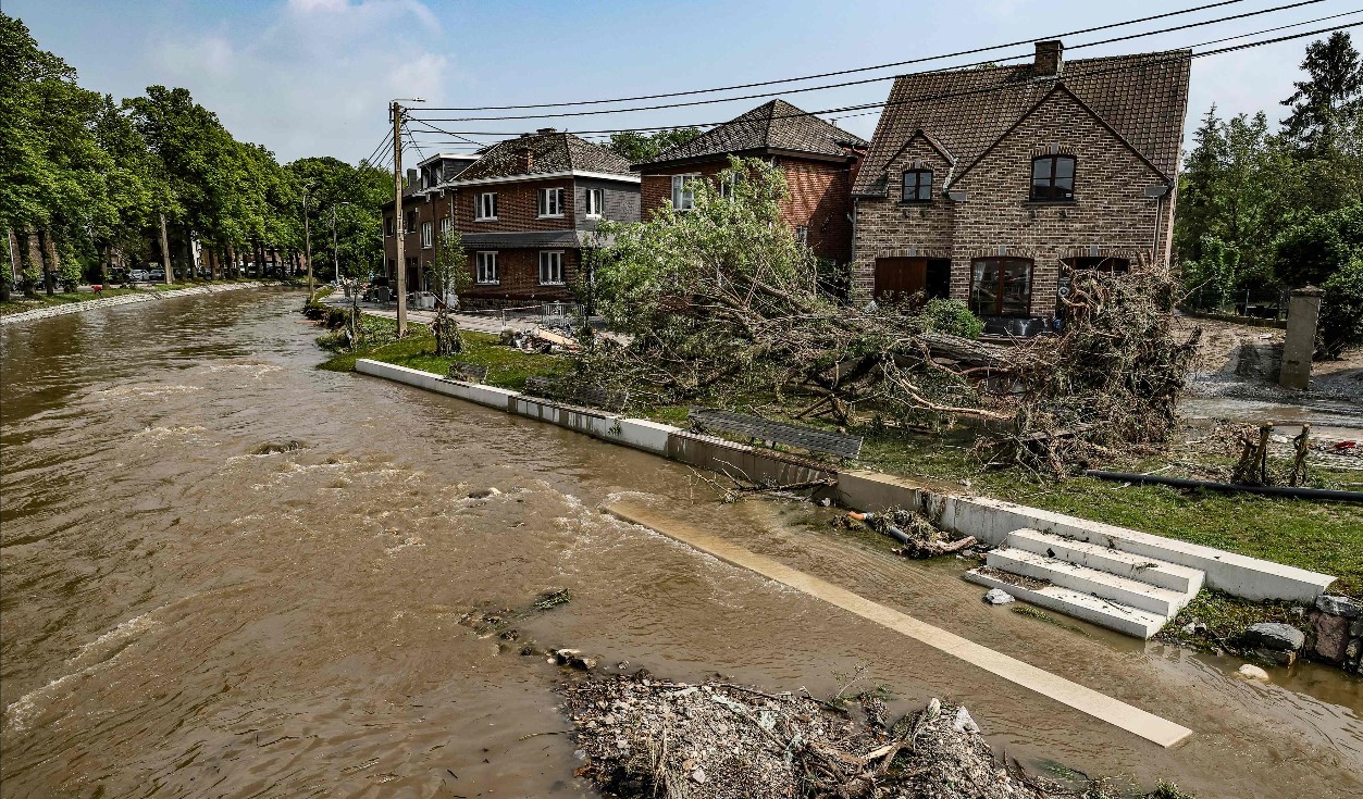Los científicos advierten de que las tormentas e inundaciones serán cada vez más frecuentes, por el calentamiento global. Daños por correntadas en una provincia belga. (Foto Prensa Libre: AFP)