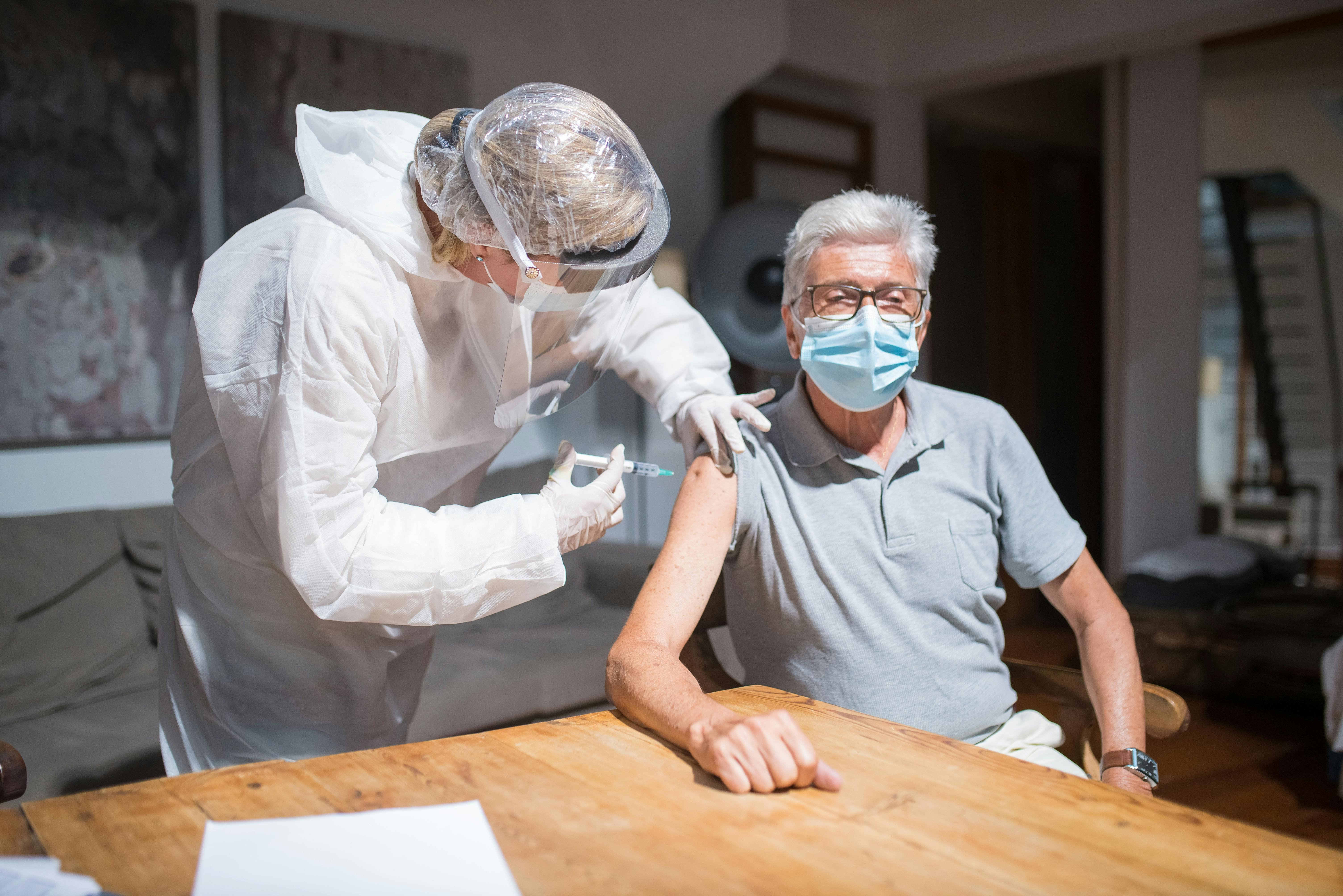 En la edad adulta las vacunas también nos protegen.  (Foto Prensa Libre: Kampus Production/Pexels)