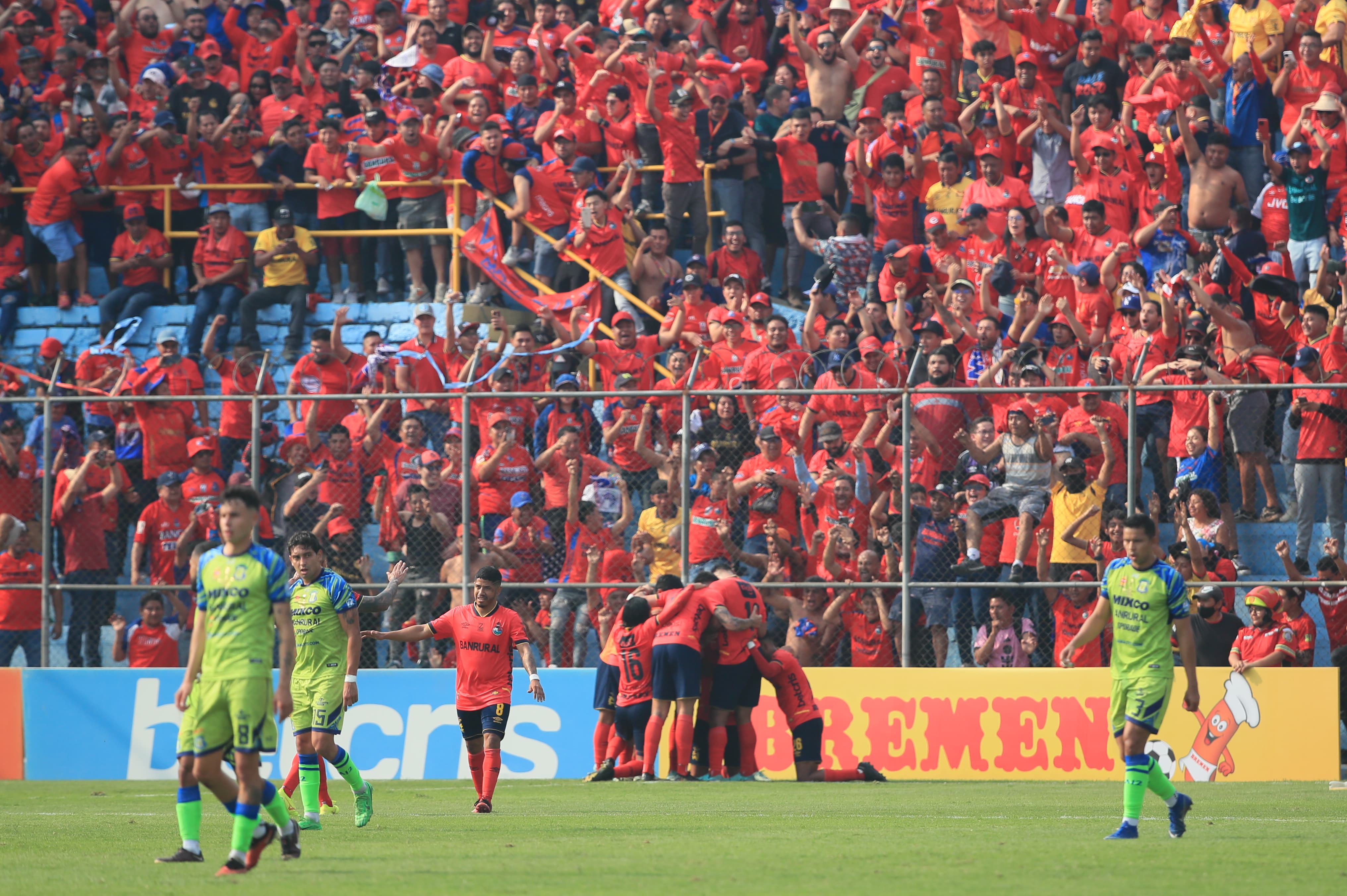 Municipal celebra uno de los dos goles que le anotó a Mixco en la final de vuelta en el estadio El Trébol. Los rojos lograron su título 32. (Foto Prensa Libre: Carlos Hernández Ovalle).