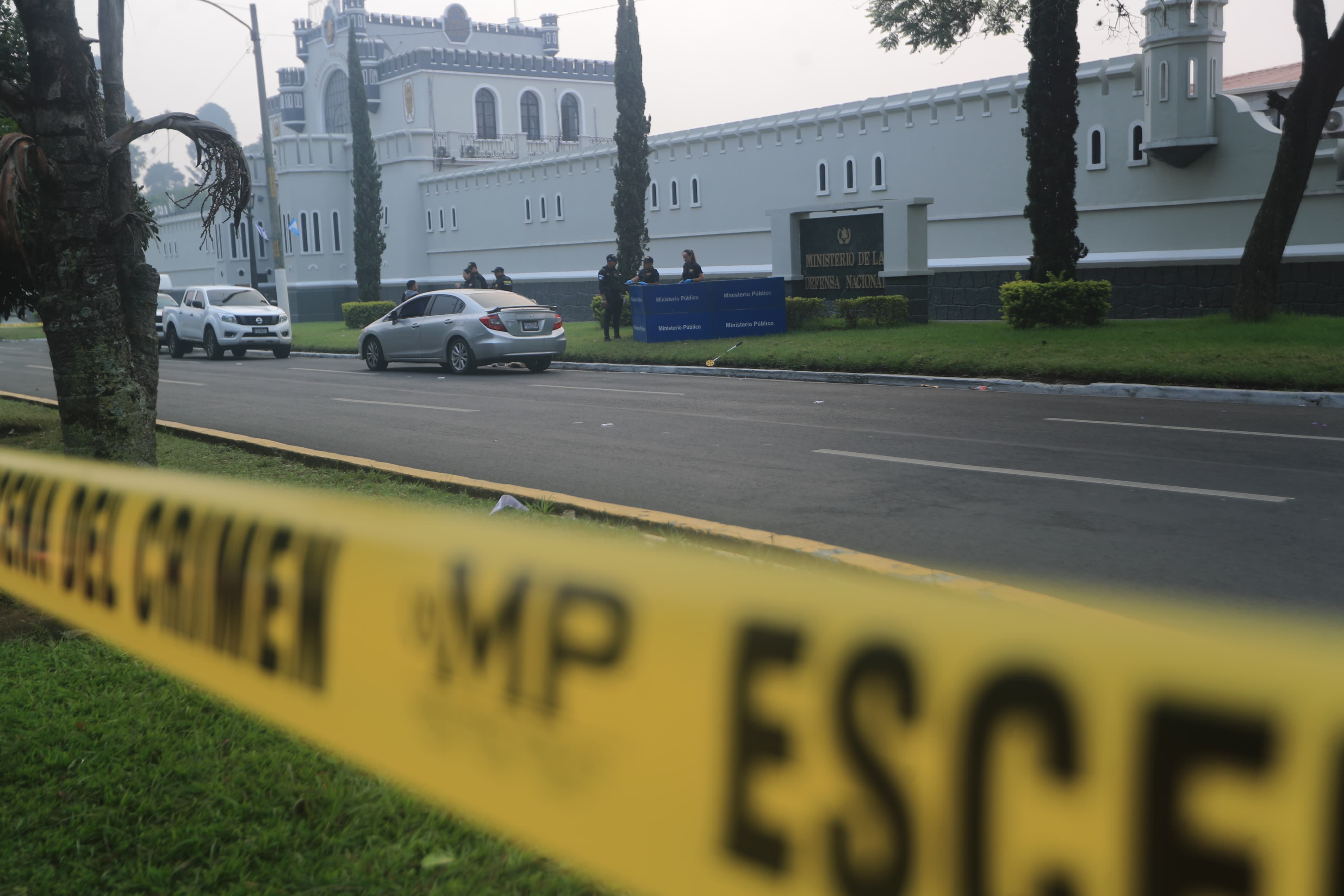 Investigadores recaban evidencias frente al Ministerio de la Defensa por un ataque armado que dejó un muerto. (Foto Prensa Libre: O. Vásquez)