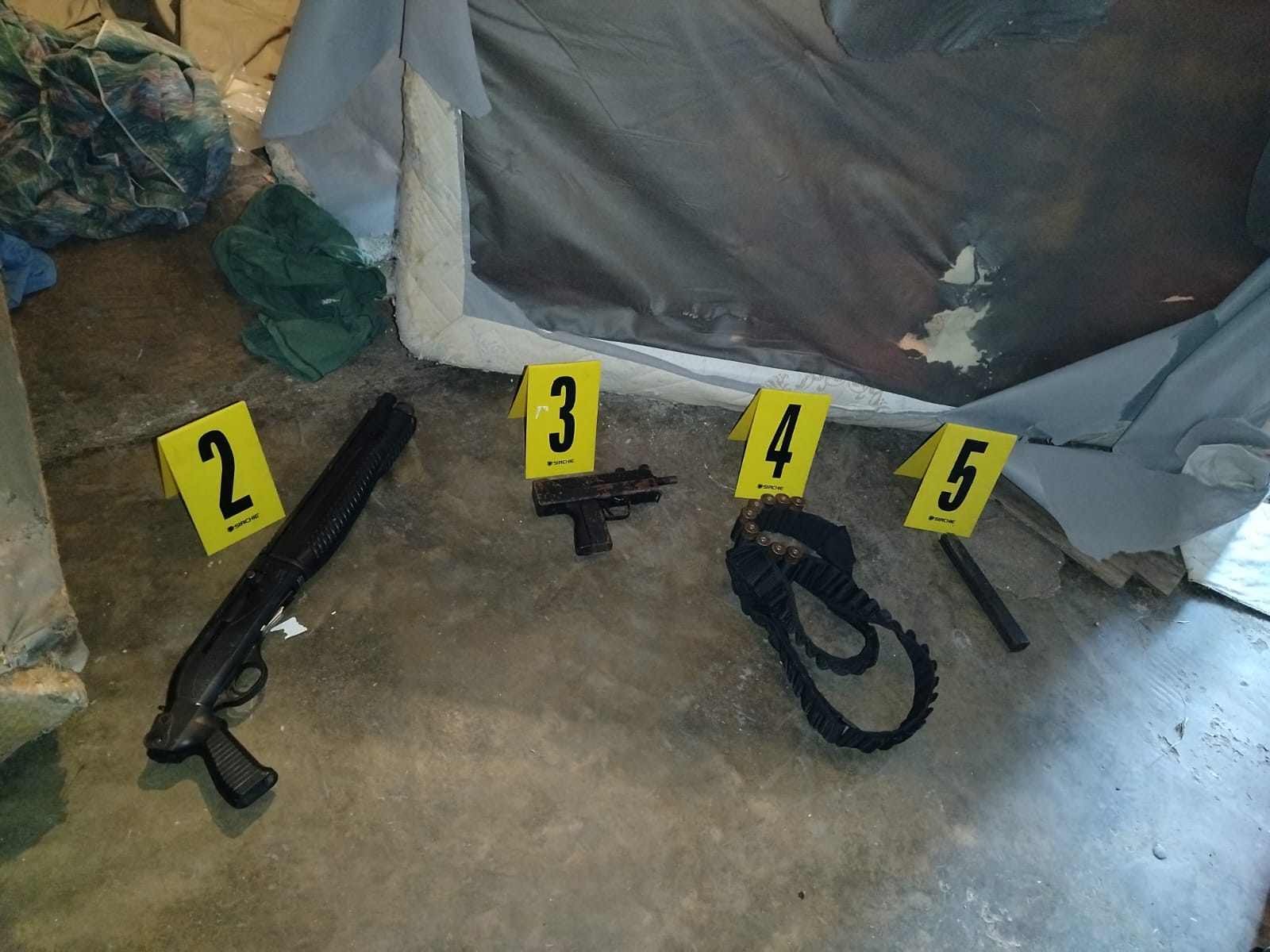 Armas fueron localizadas en uno de los inmuebles allanados por la desaparición de Farruko Pop. Fotografía: MP. 