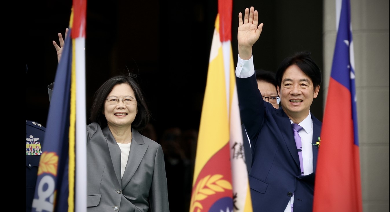 El nuevo presidente taiwanés, William Lai (derecha), junto a la ahora expresidenta Tsai Ing-wen (Foto Prensa Libre: EFE)