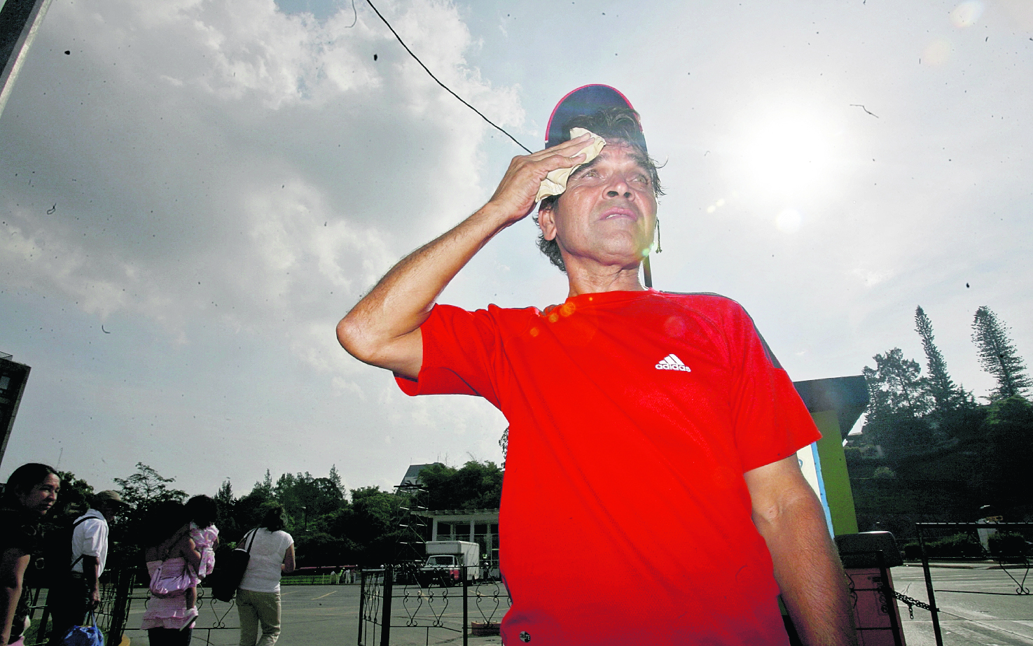 Armando Villanueva se protege del inclemente calor que azotó a la ciudad capital, mientras pasa por la Plaza Italia zona 4.
Foto Erlie Castillo