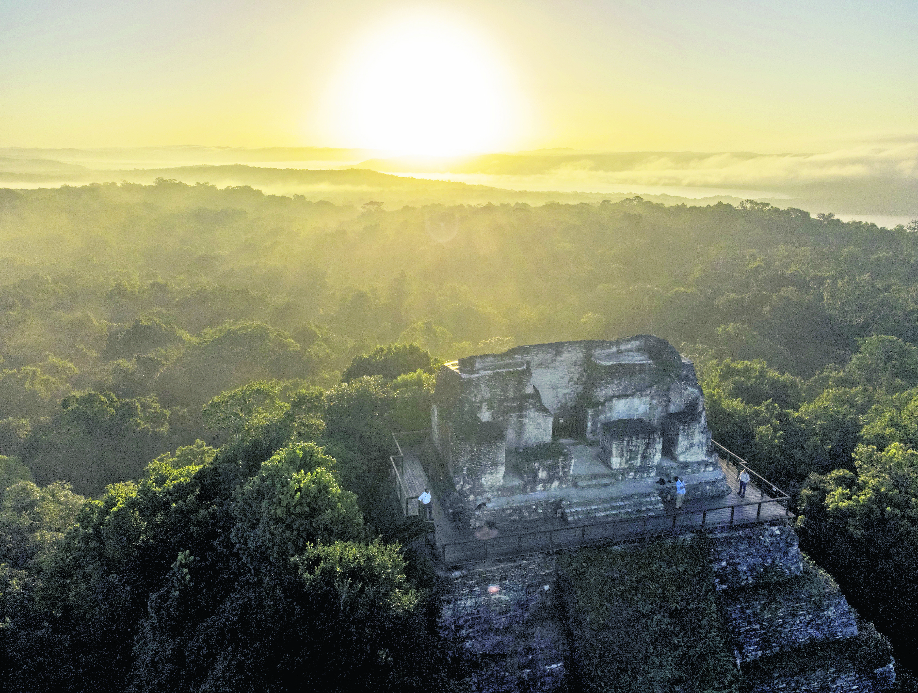 AME1355. PETÃN (GUATEMALA), 03/02/2023.- FotografÃ­a del templo 2016 en la selva de PetÃ©n donde se albergan animales y el parque arqueolÃ³gico de YaxhÃ¡, el 02 de febrero de 2023 en PetÃ©n (Guatemala). Organizaciones comunitarias en el norte de Guatemala ofrecen servicios de ecoturismo en el sitio arqueolÃ³gico de YaxhÃ¡, en el extremo noreste del paÃ­s centroamericano y son respaldados por instituciones estatales para prevenir los incendios forestales que amenazan esta zona selvÃ¡tica. EFE/ Esteban Biba