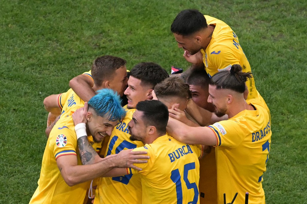 Denis Drăguş celebra junto a sus compañeros el 3-0 de Rumanía sobre Ucrania. 