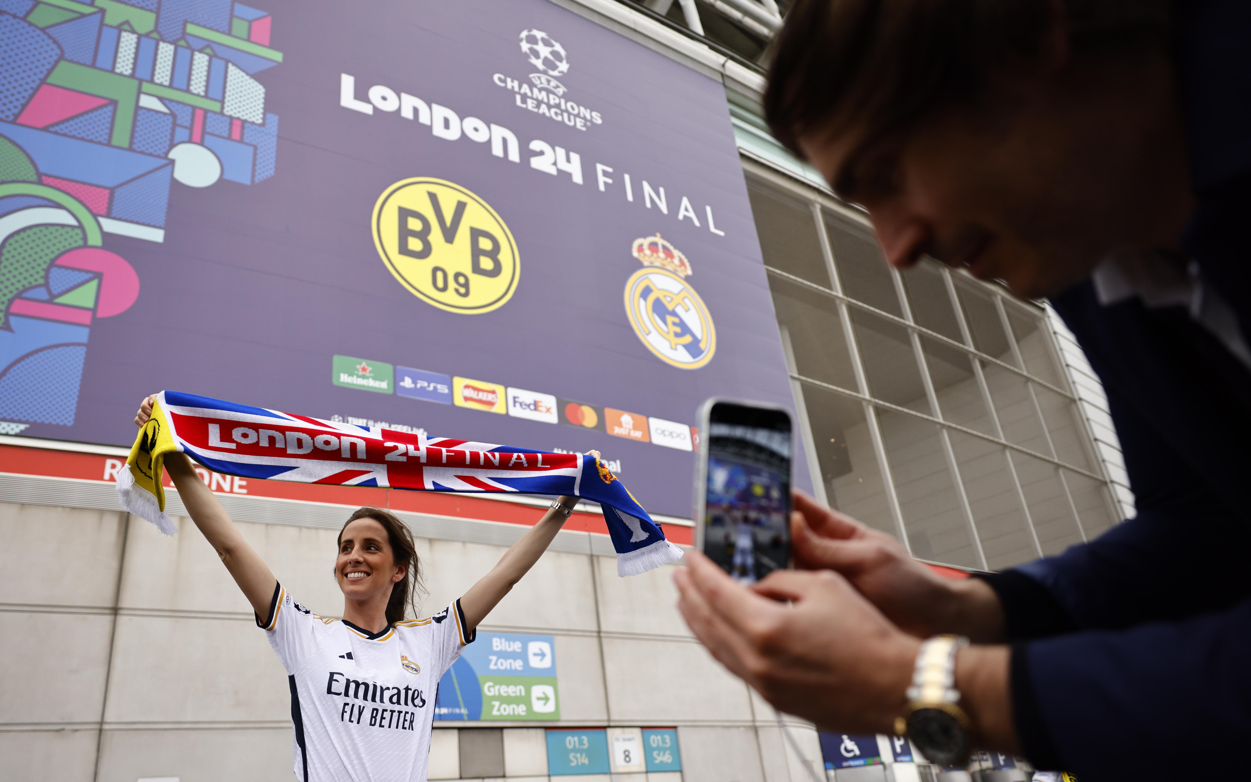 Una aficionada del Real Madrid, alienta a su equipo antes de disputarse la final de la UEFA Champions League contra el Borussia Dortmund. (Foto Prensa Libre: EFE)