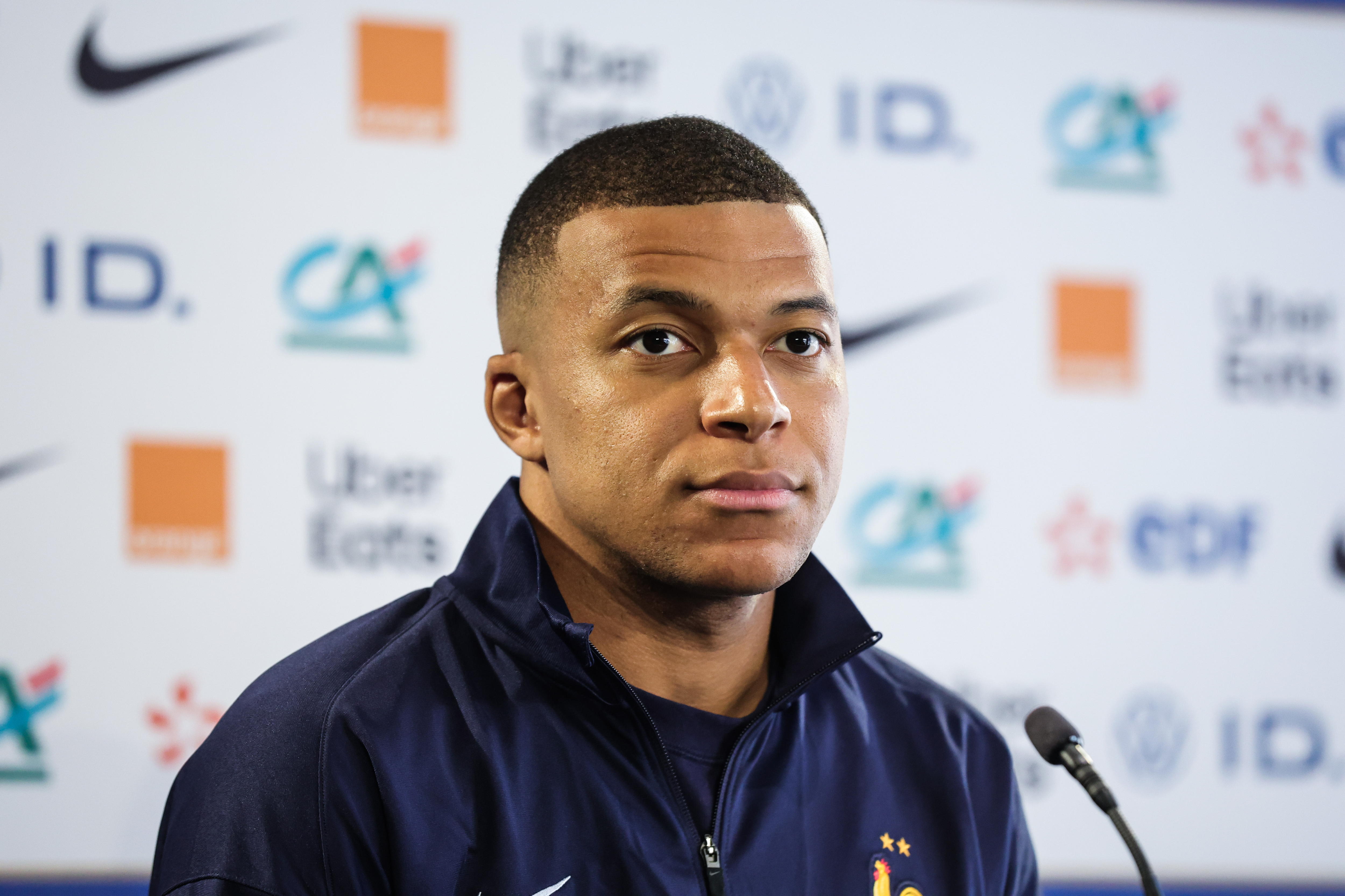 Mbappé durante una conferencia de prensa en Francia.