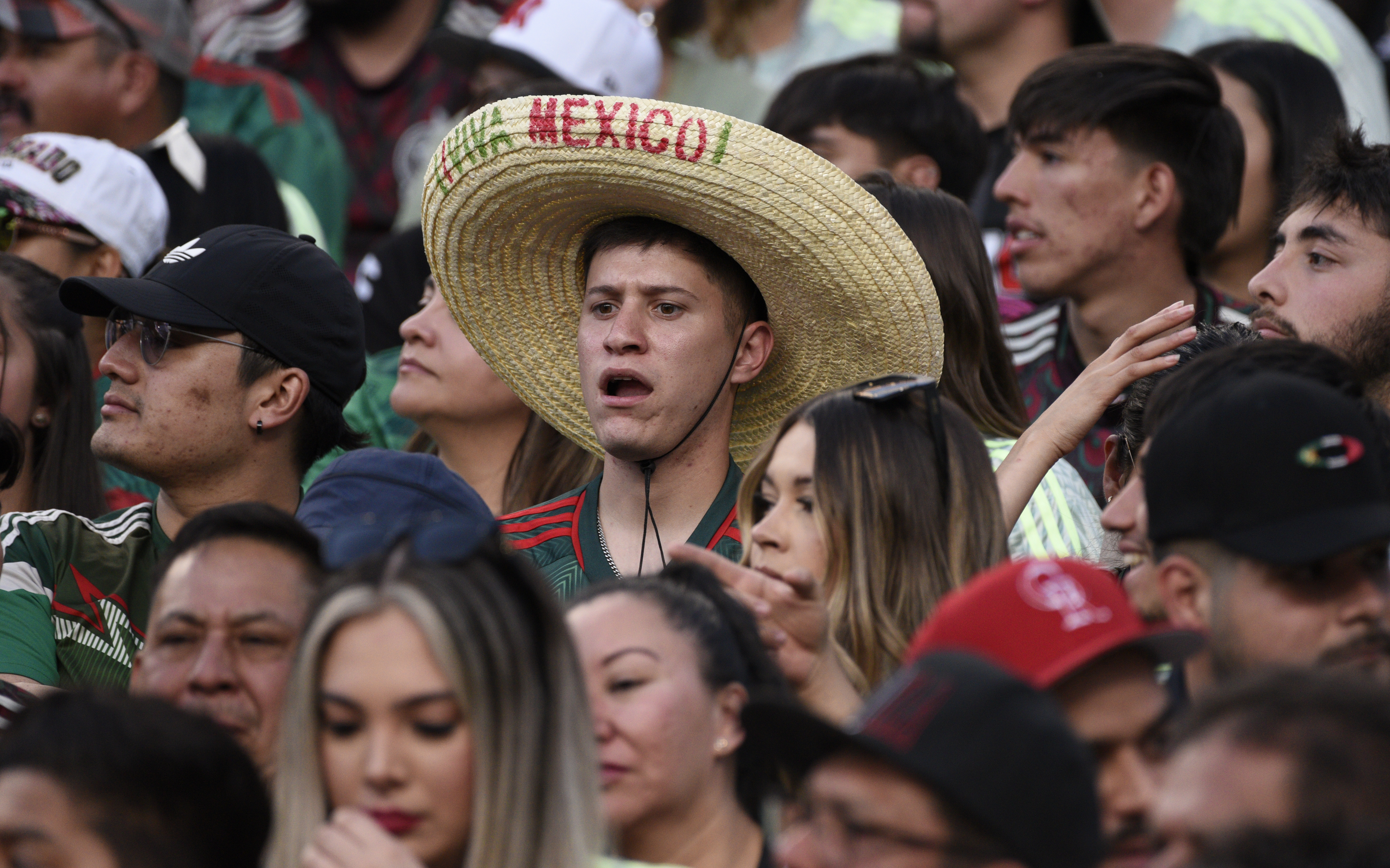 Un fan de México asiste este miércoles, a un partido amistoso internacional entre las selecciones nacionales de México y Uruguay, en el estadio Empower Field en Mile High en Denver (Foto Prensa Libre: EFE)