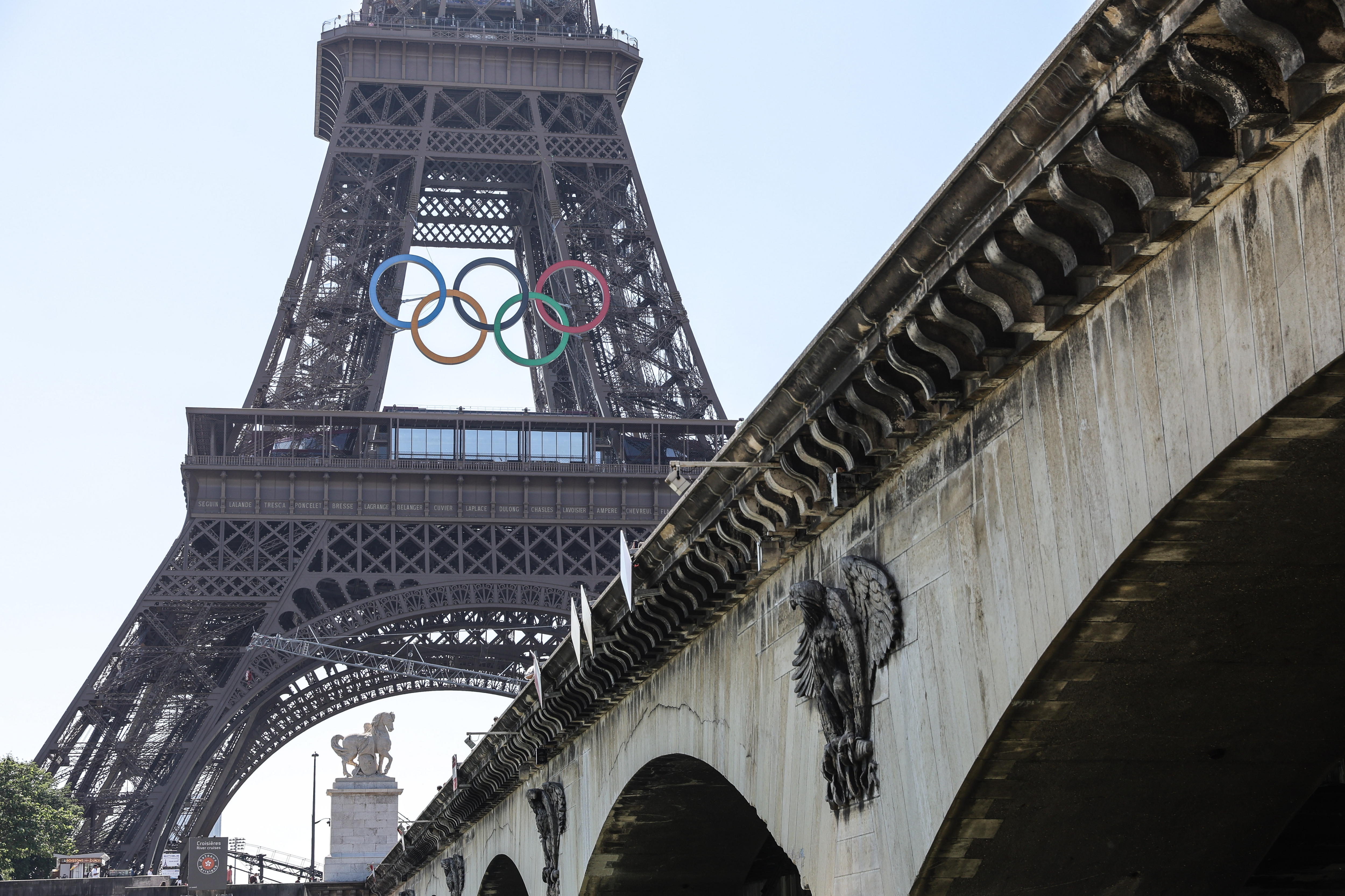 Vista de la torre Eiffel con los anillos olímpicos en París, Francia, 07 de junio de 2024.