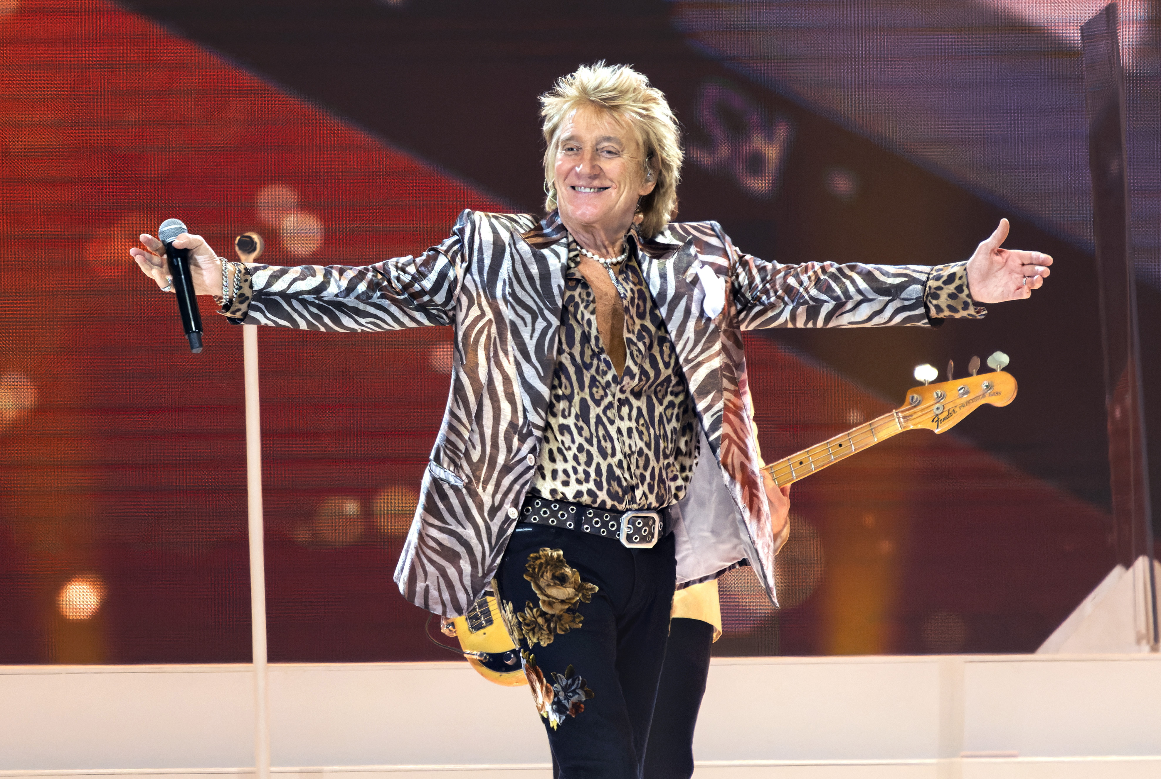 Rod Stewart en uno de sus más recientes conciertos otorgado en junio de este año en Dinamarca. (Foto Prensa Libre: EFE)